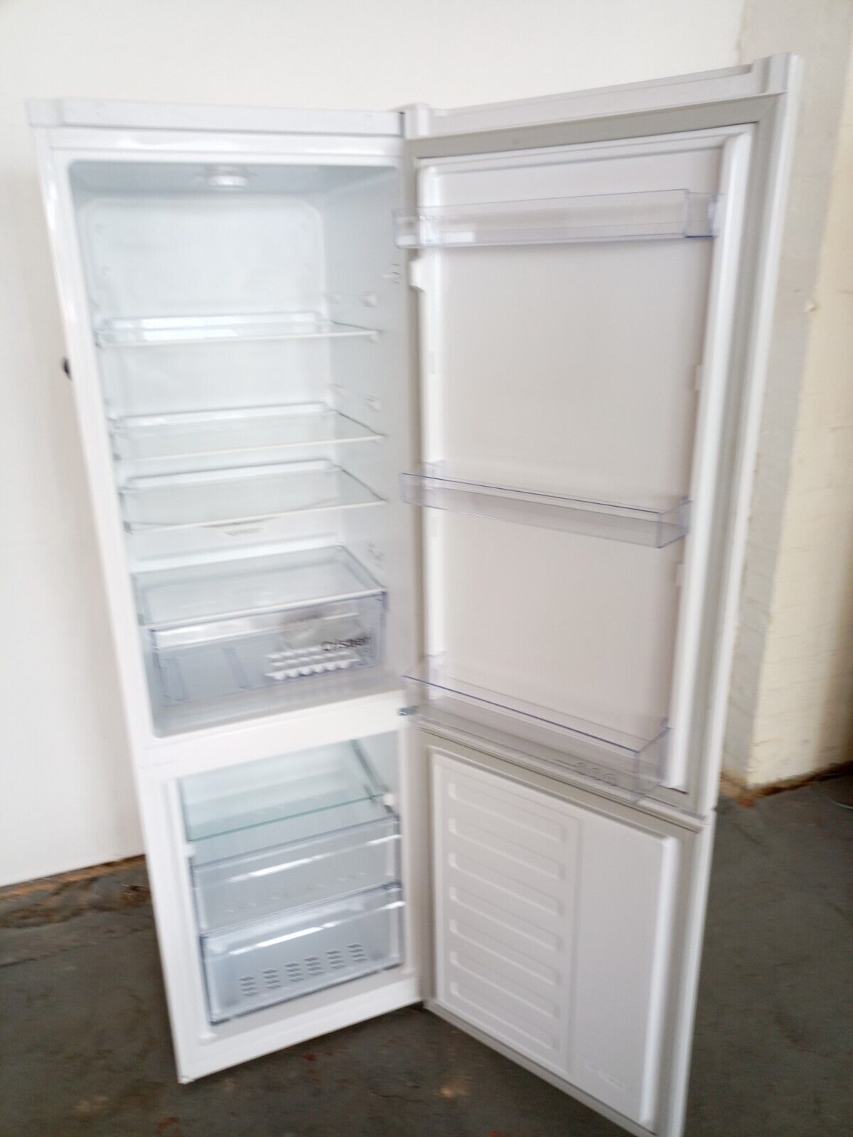 New Graded Beko CSG4571W 60/40 White Fridge Freezer- UK Del K14 New Graded Beko CSG4571W 60/40 White Fridge Freezer- UK Del K14