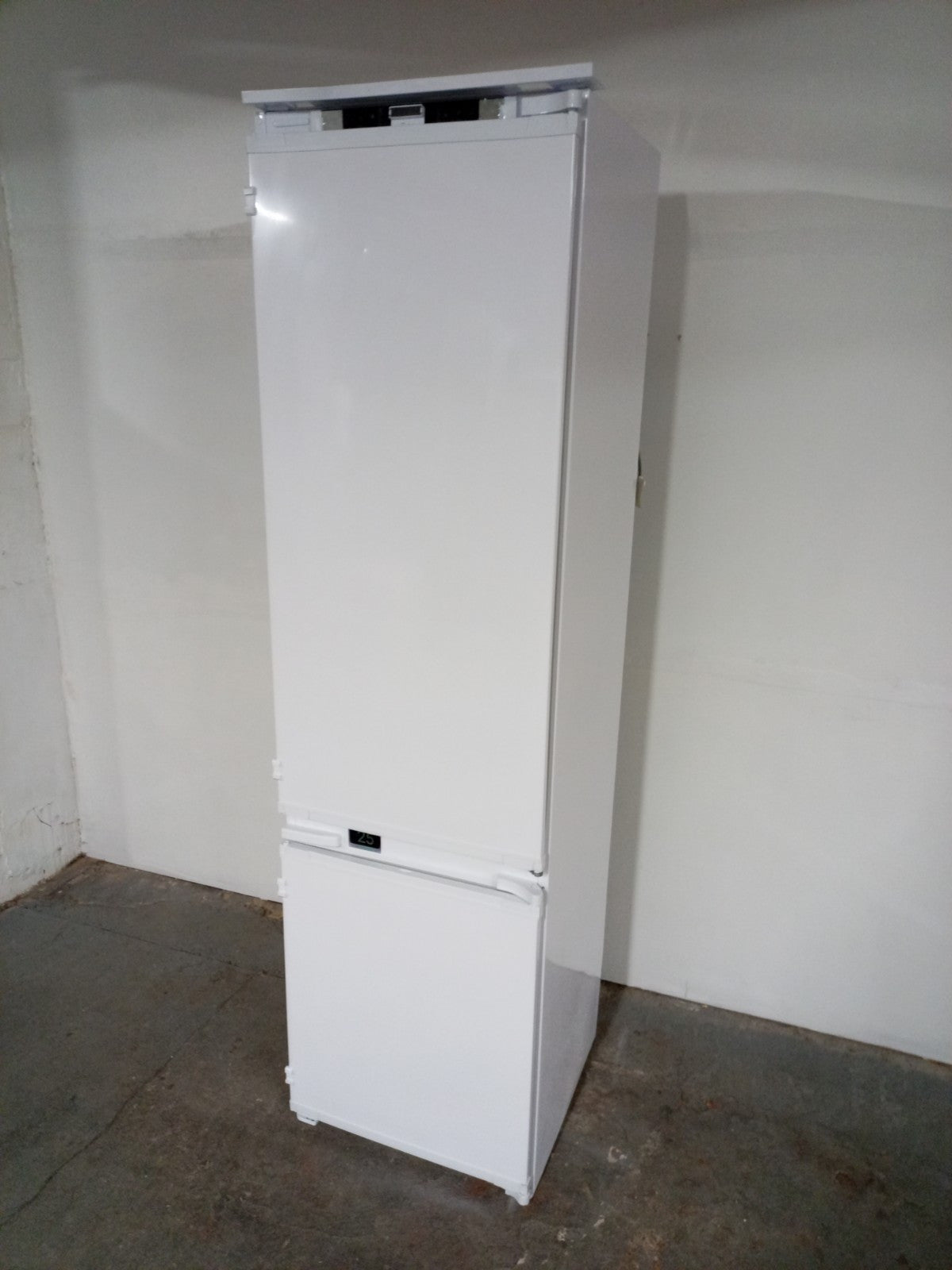 New Graded BEKO BCND4V973 193cm Integrated  70/30 Fridge Freezer RRP £719! D48 New Graded BEKO BCND4V973 193cm Integrated  70/30 Fridge Freezer RRP £719! D48