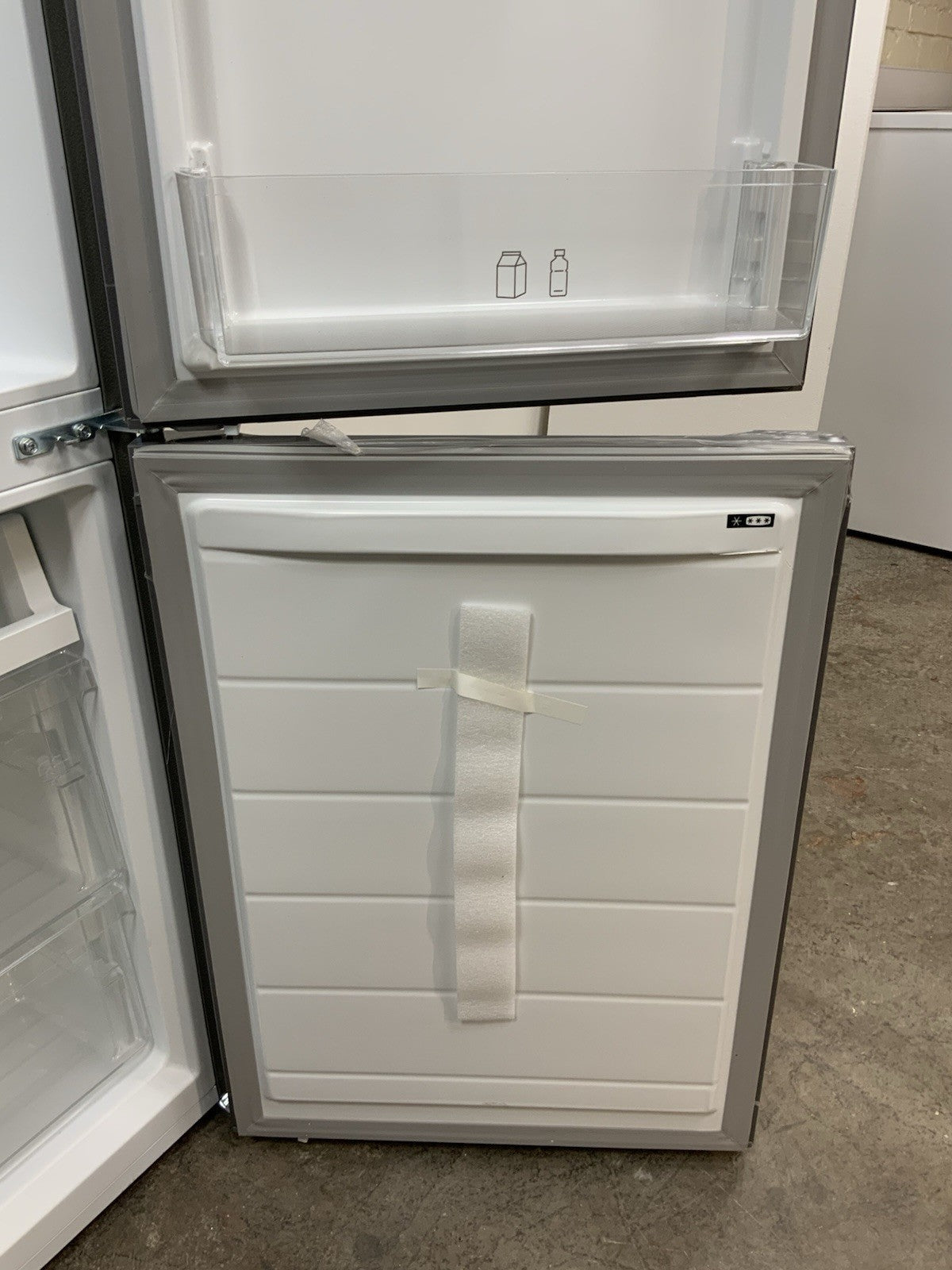 New Graded LOGIK LFC50S23 60/40 Fridge Freezer - Silver RRP £269 P07