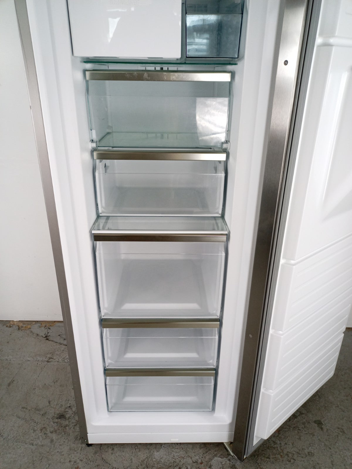 Extra Large Silver Siemens GS36DB12VG Frost Free Freezer With Ice Maker E66