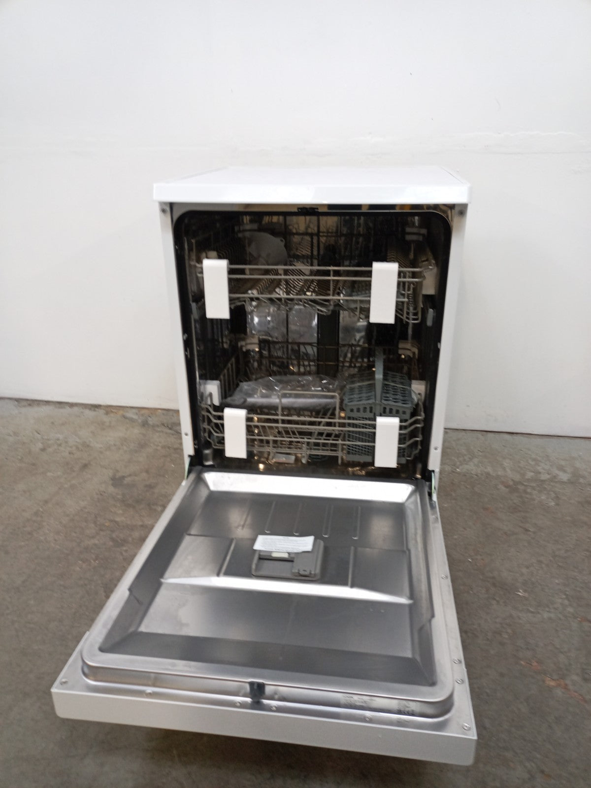 New Graded White Logik  LDW60W23 Full Size Dishwasher RRP£249 C16