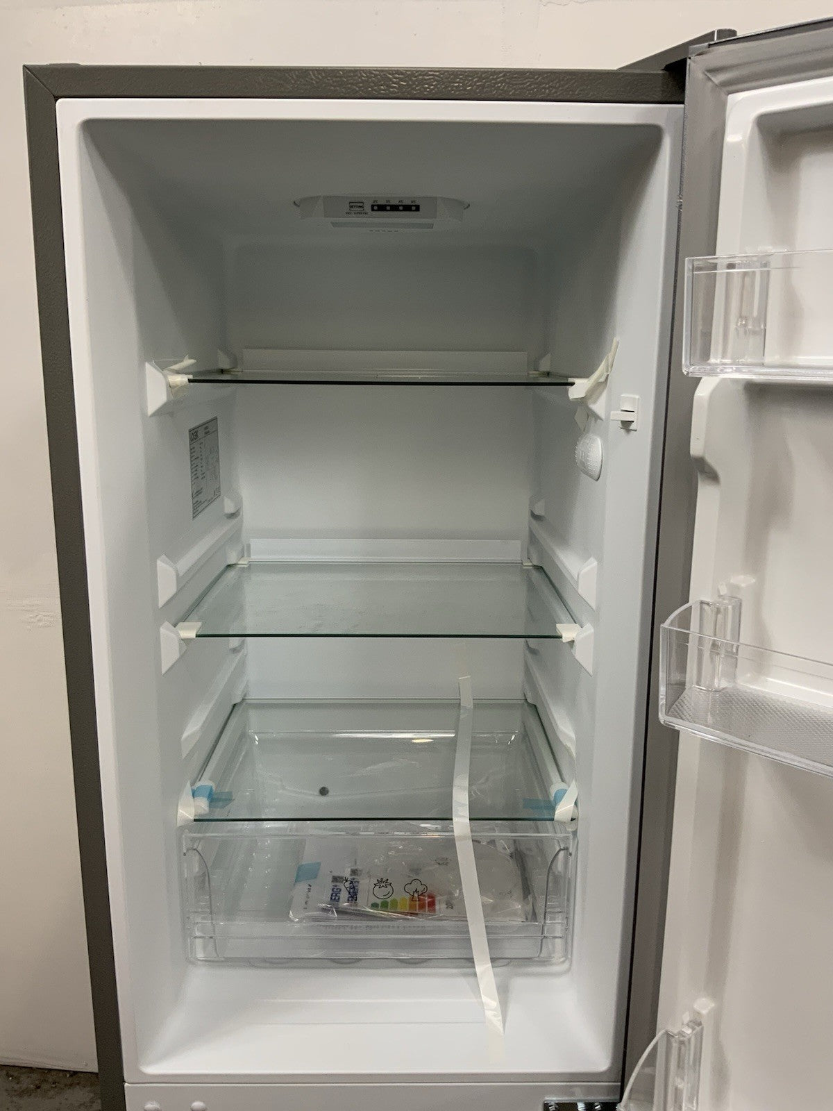 New Graded LOGIK LFC50S23 60/40 Fridge Freezer - Silver RRP £269 P07