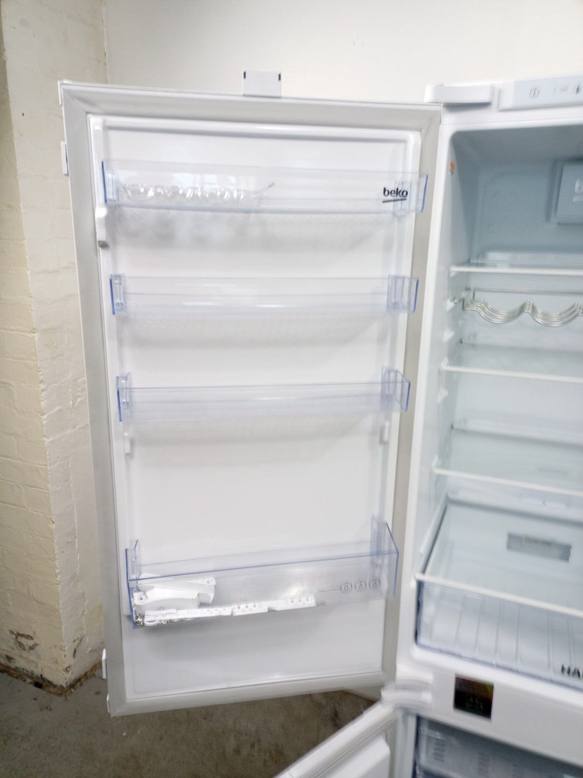 New Graded Beko BCFD4V73 Integrated  70/30 Fridge Freezer RRP £529 D5
