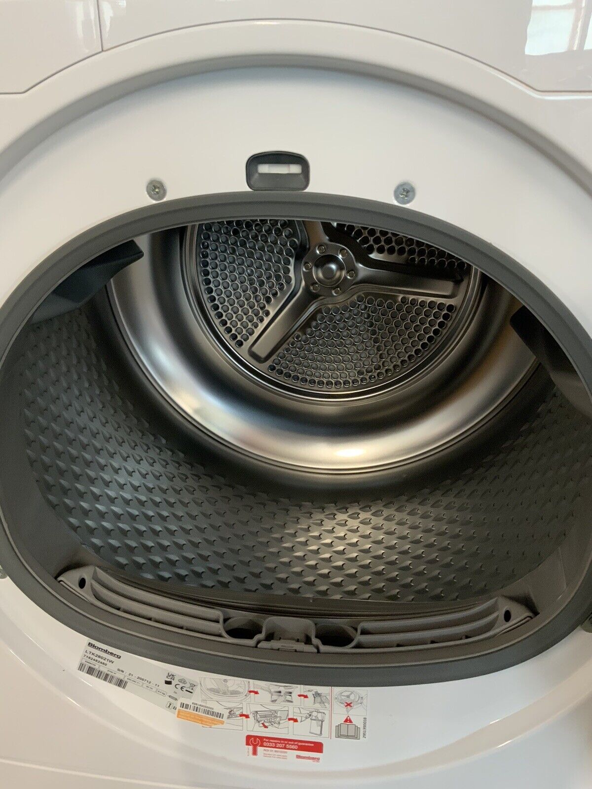New Graded Blomberg LTK28021W 8kg Condenser Tumble Dryer D18
