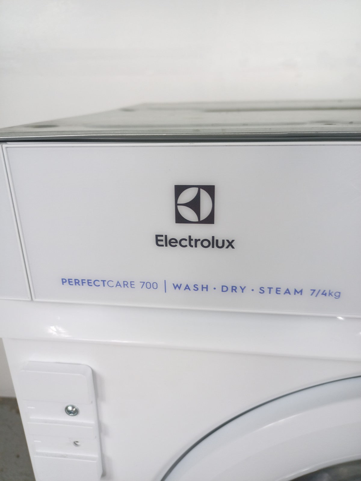New Graded Electrolux EWD746PCBI  Integrated 7/4kg Washer Dryer RRP£849 E37