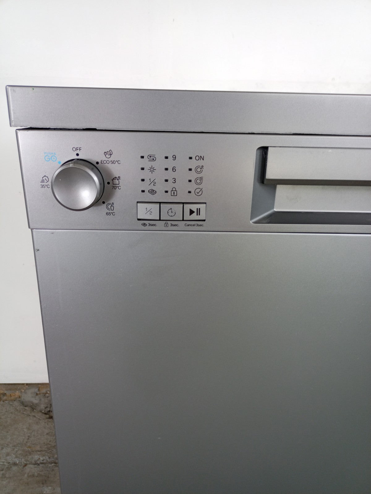 New Graded Silver Indesit IN2FE13DT9SUK Full Size Dishwasher RRP£299 P82