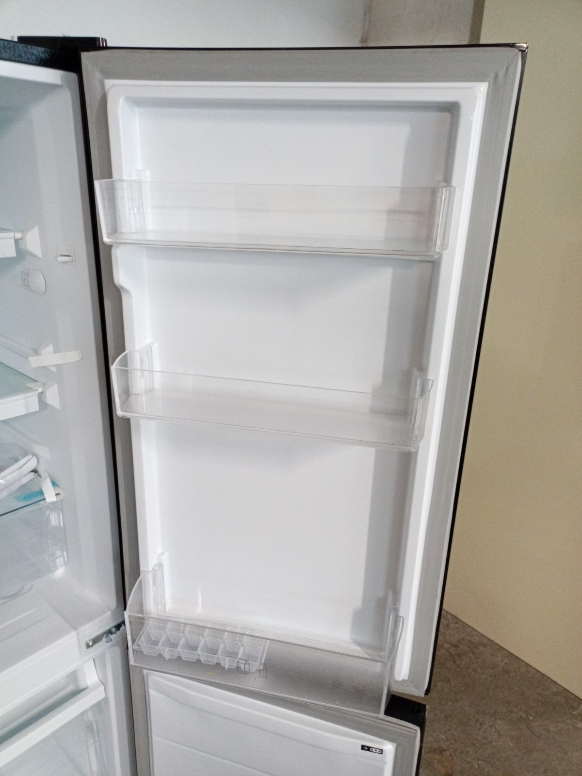 New Graded LOGIK LFC50B23 60/40 Fridge Freezer - Black RRP £299 M2