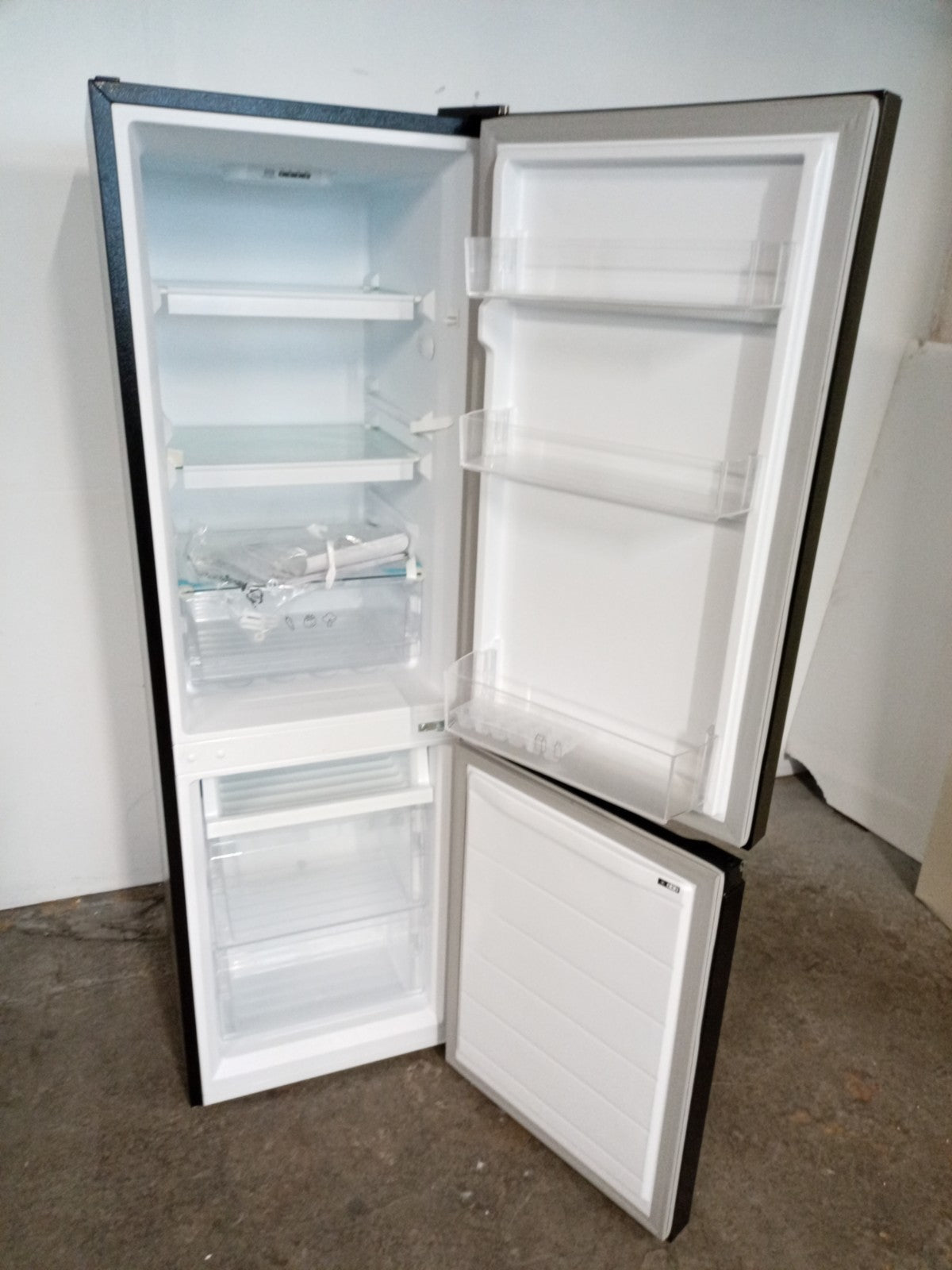 New Graded LOGIK LFC50B23 60/40 Fridge Freezer - Black RRP £299 M2