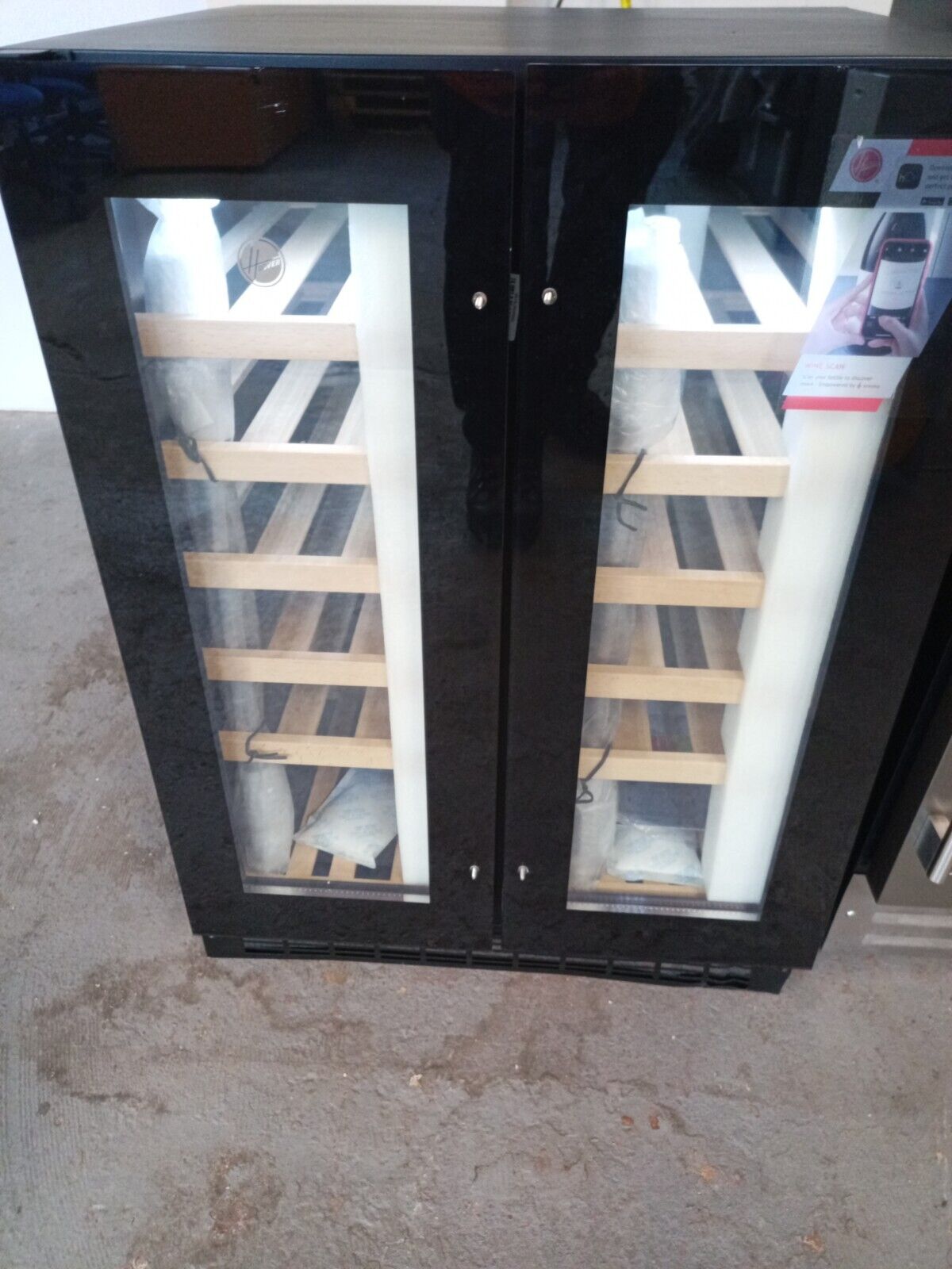 New Graded Hoover HWCB60DD UK 38 Bottle 60 cm Wine Cooler  RRP£699  Z25