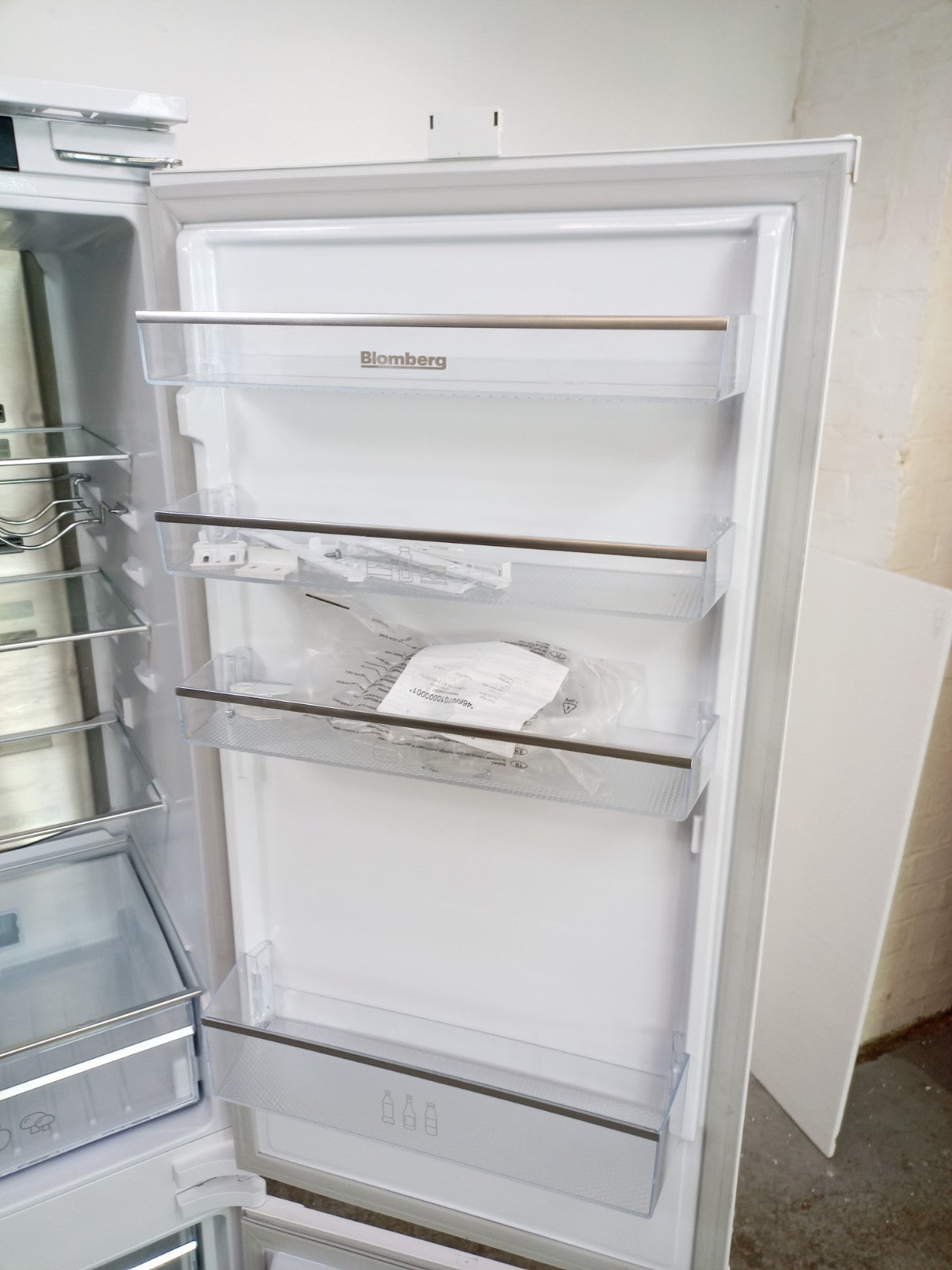 New Graded Beko KNE4554EVI  Integrated  70/30 Fridge Freezer RRP £599 N9