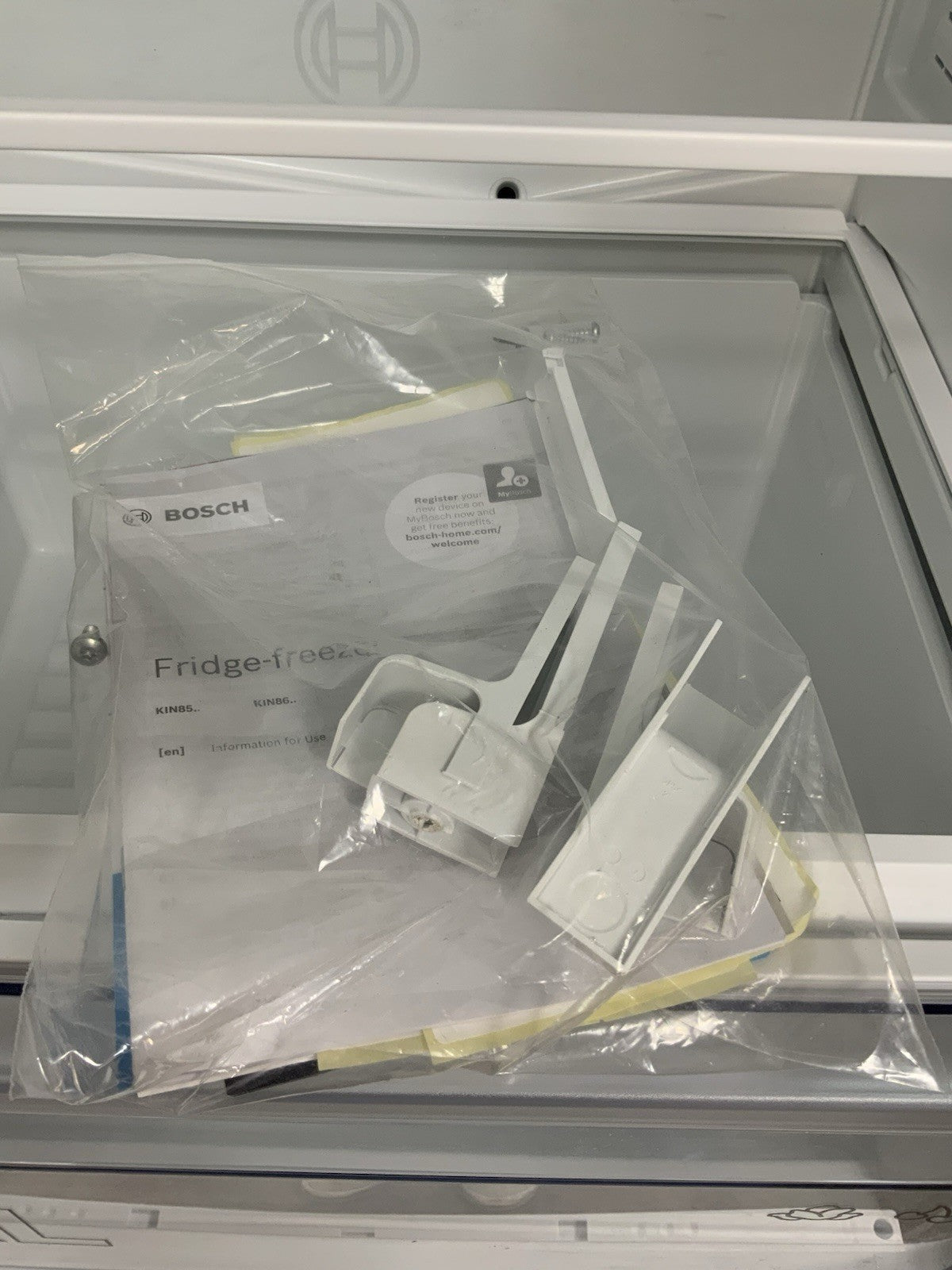 New Graded Bosch Series 2 KIN85NSE0G Integrated 50/50 Fridge Freeze RRP £749 R69