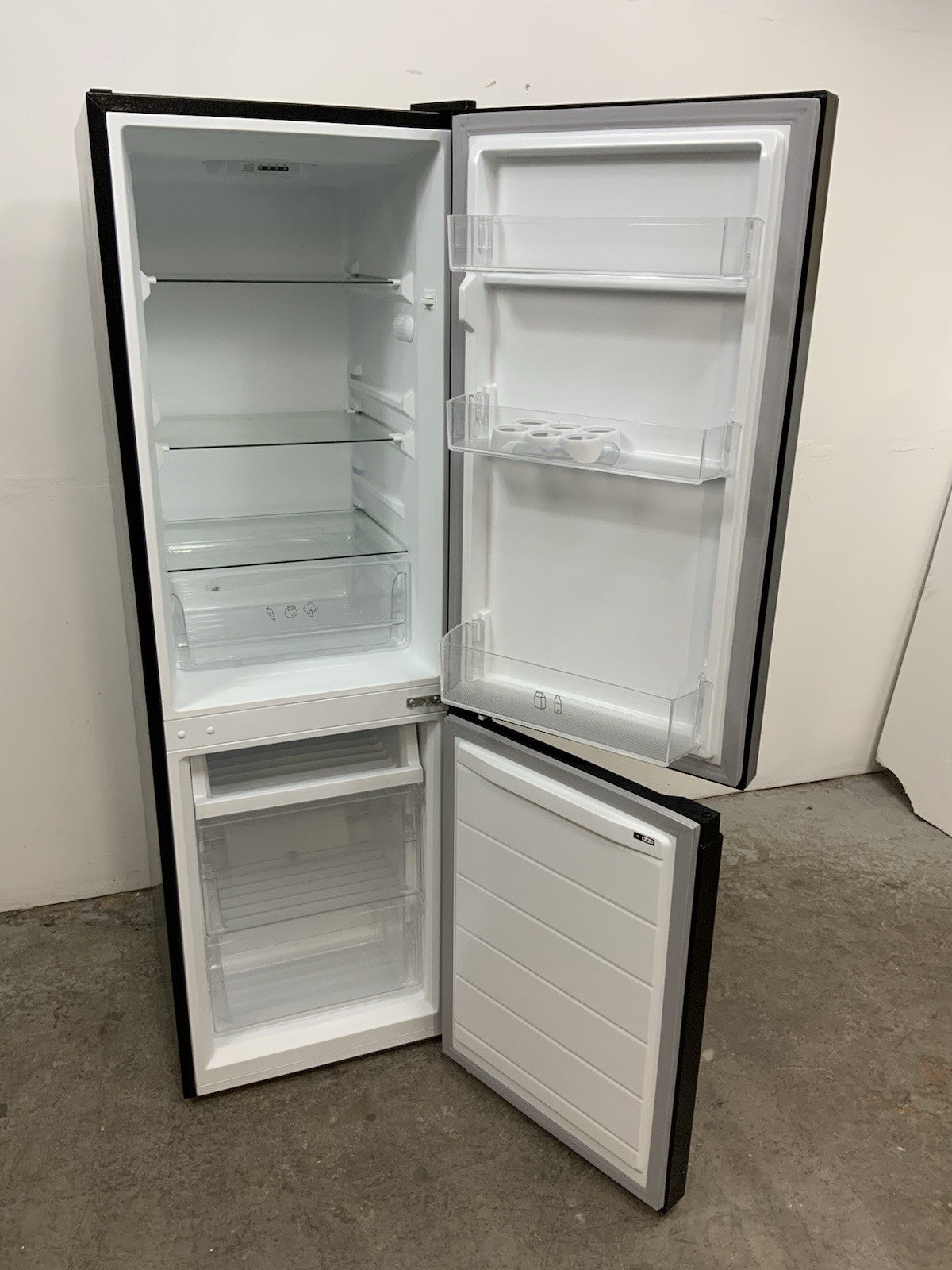New Graded LOGIK LFC50B23 60/40 Fridge Freezer - Black RRP £299 P21