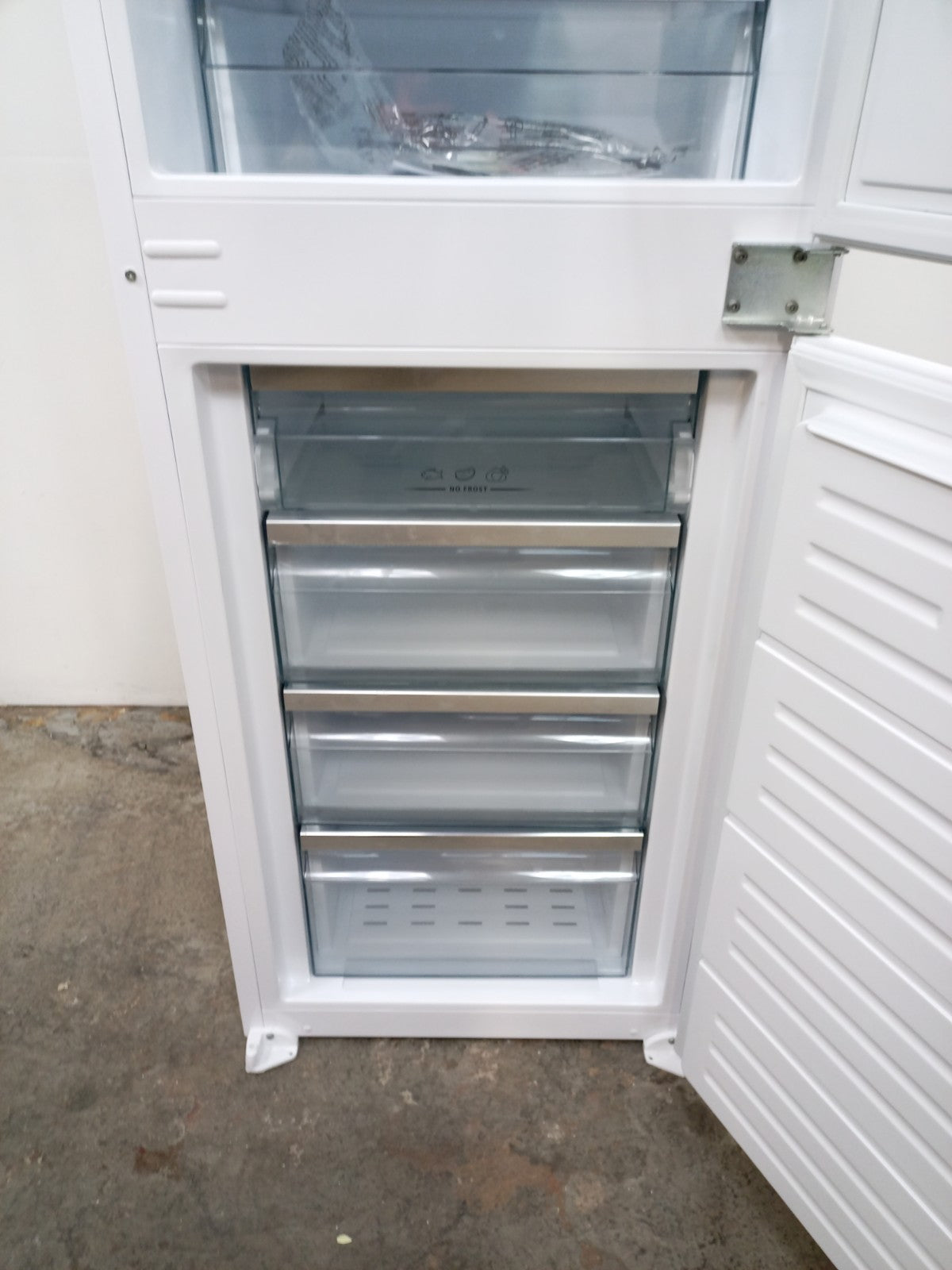 New Graded Kenwood KIFF5022 Integrated  50/50 Fridge Freezer RRP £399 UK Del M30