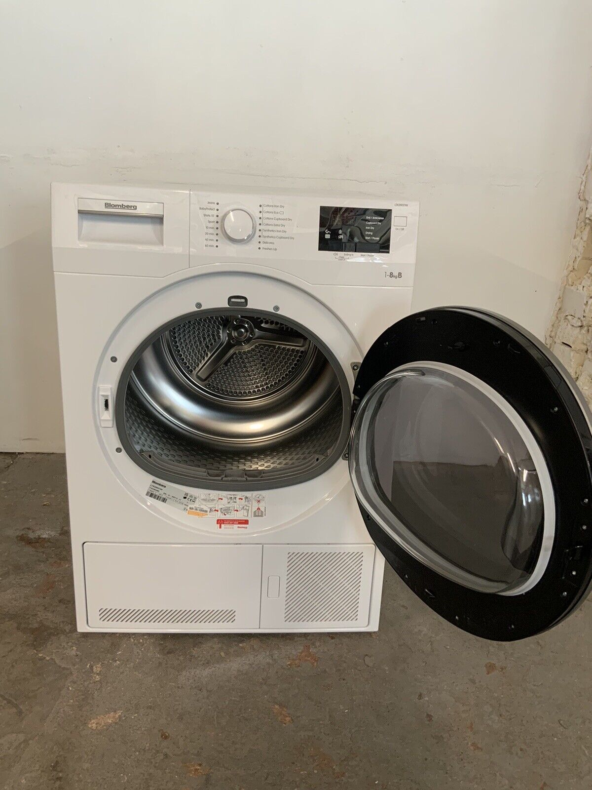 New Graded Blomberg LTK28021W 8kg Condenser Tumble Dryer D18