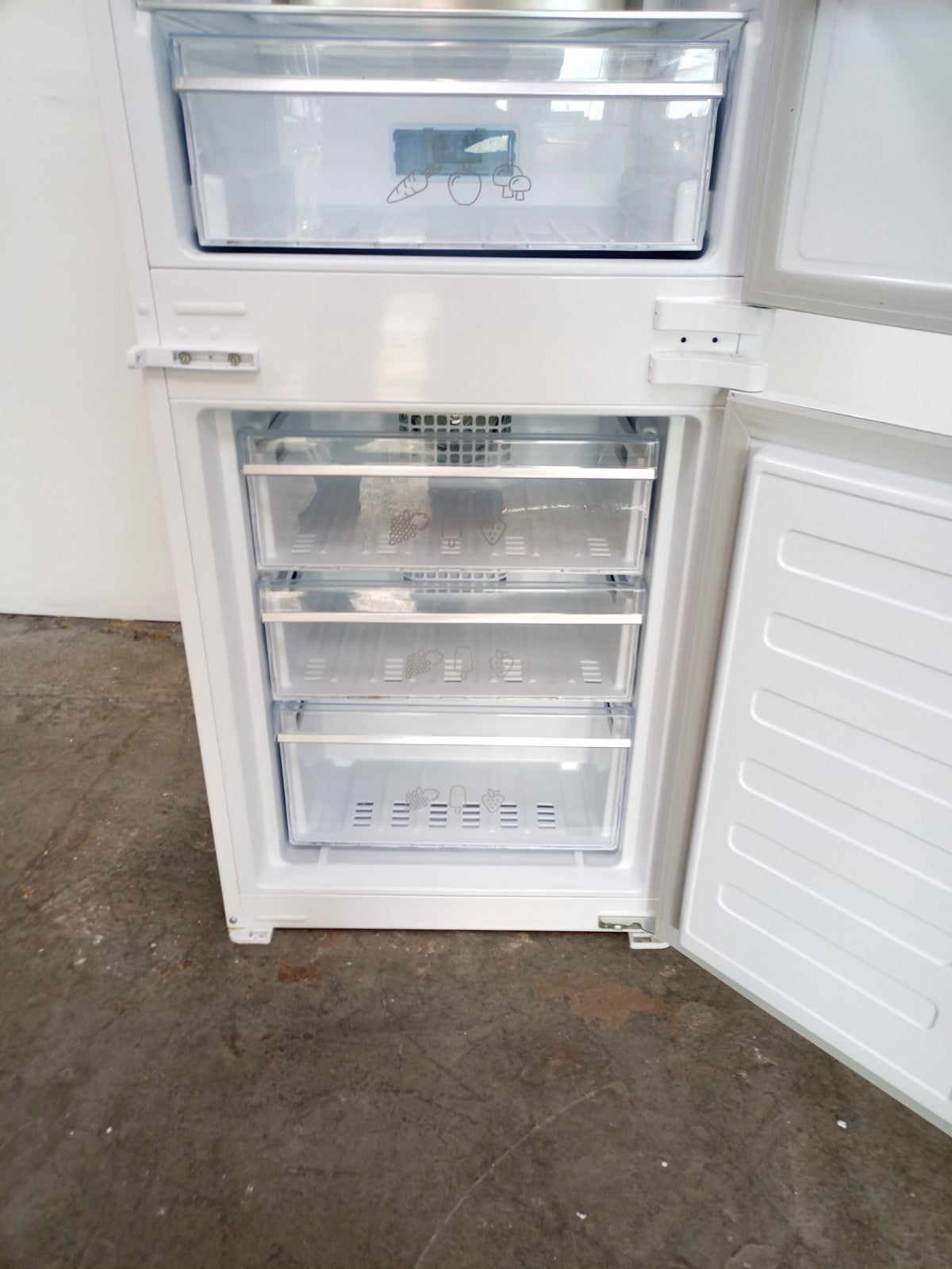 New Graded Beko KNE4554EVI  Integrated  70/30 Fridge Freezer RRP £599 N9