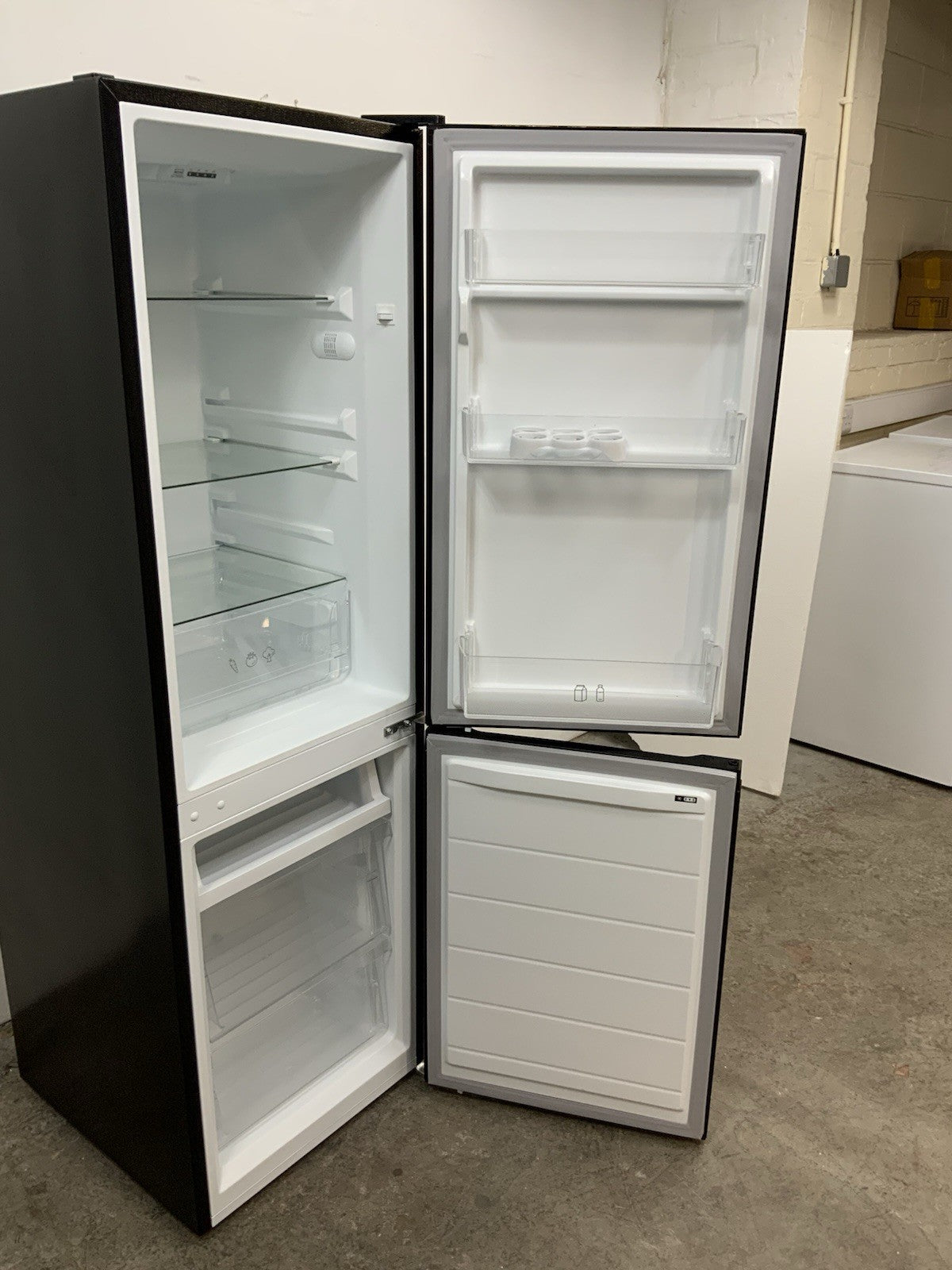 New Graded LOGIK LFC50B23 60/40 Fridge Freezer - Black RRP £299 P21