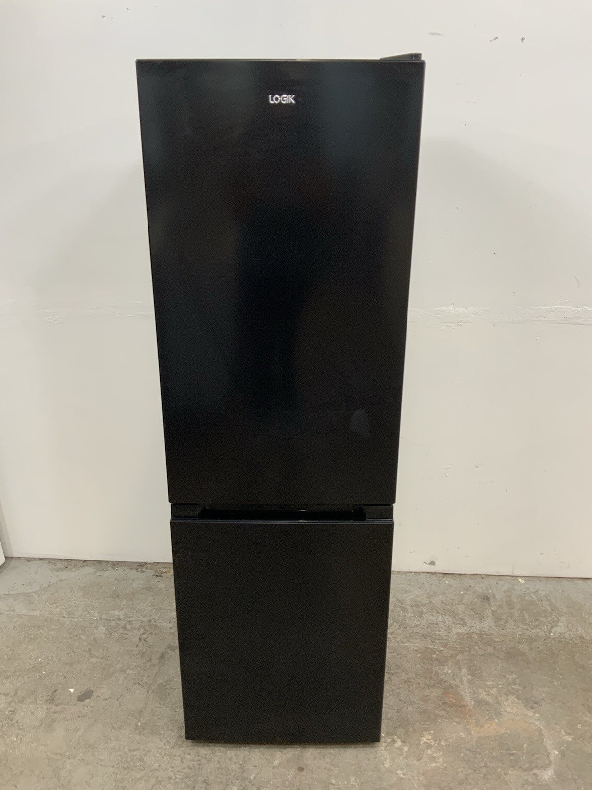 New Graded LOGIK LFC50B23 60/40 Fridge Freezer - Black RRP £299 P21