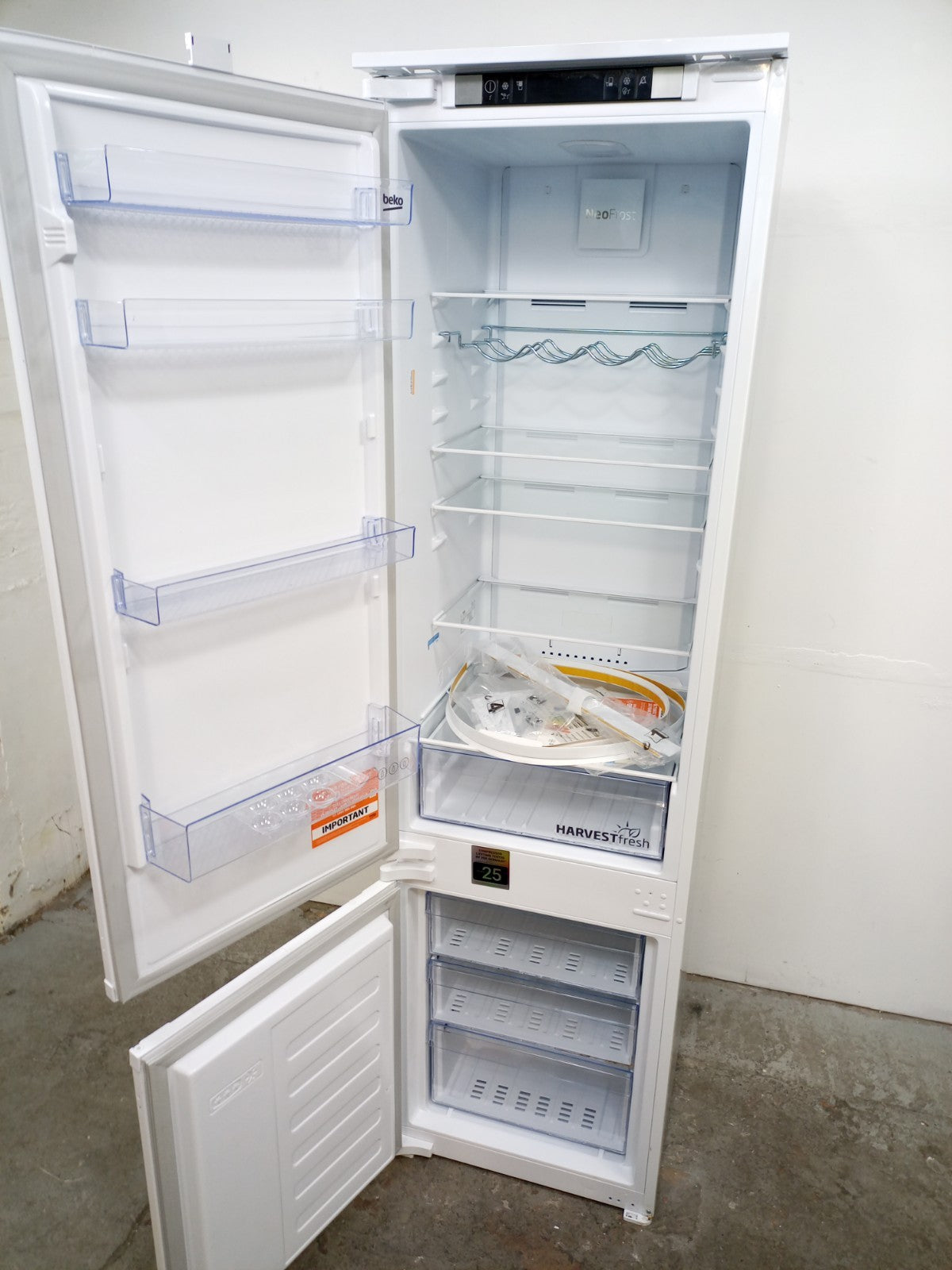 New Graded Beko BCND4V973 193cm Integrated  70/30 Fridge Freezer RRP £679 N89