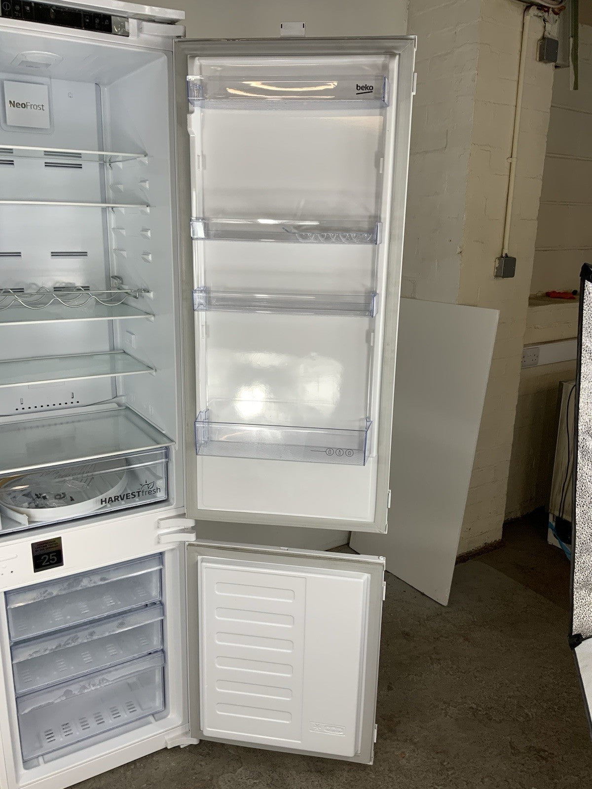New Graded Beko BCND4V973 193cm Integrated  70/30 Fridge Freezer RRP £679 F64