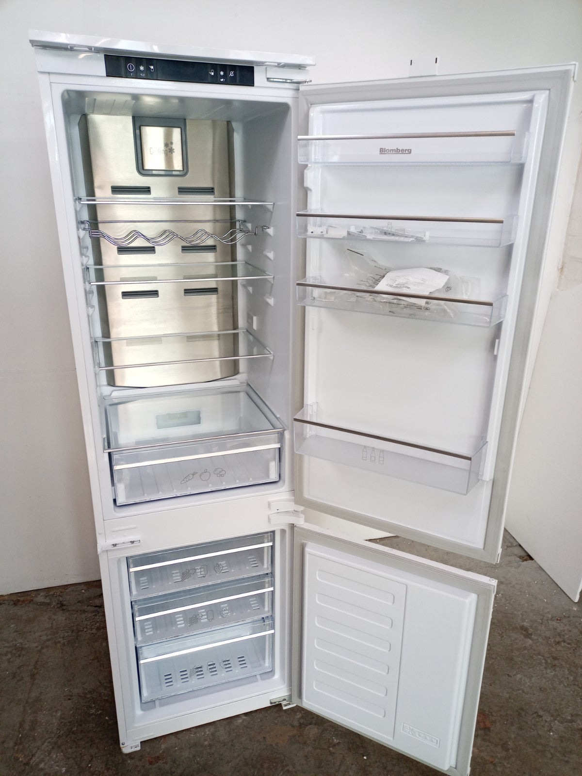 New Graded Beko KNE4554EVI  Integrated  70/30 Fridge Freezer RRP £599 N9