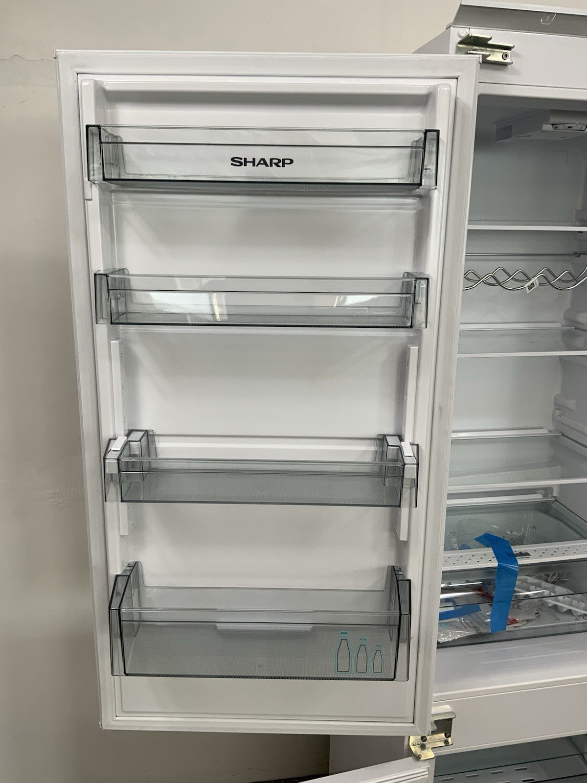 New Graded SHARP SJ-BE250M1XS-EN Integrated 70/30 Fridge Freezer RRP£379 R32