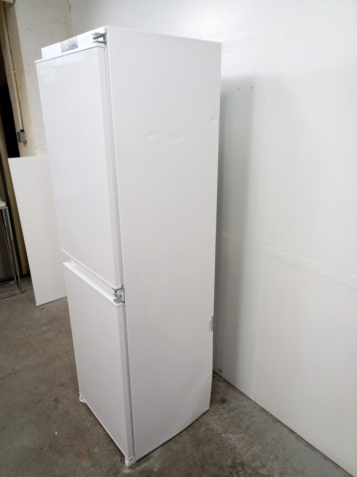 New Graded Kenwood KIFF5022 Integrated  50/50 Fridge Freezer RRP £399 UK Del M30