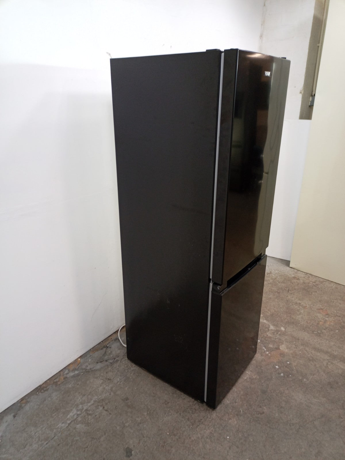 New Graded LOGIK LFC50B23 60/40 Fridge Freezer - Black RRP £299 M2
