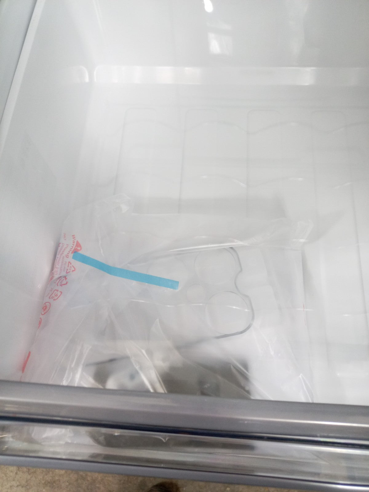 New Graded Kenwood KNF60XD23 60/40 Fridge Freezer - Silver RRP £499 S87