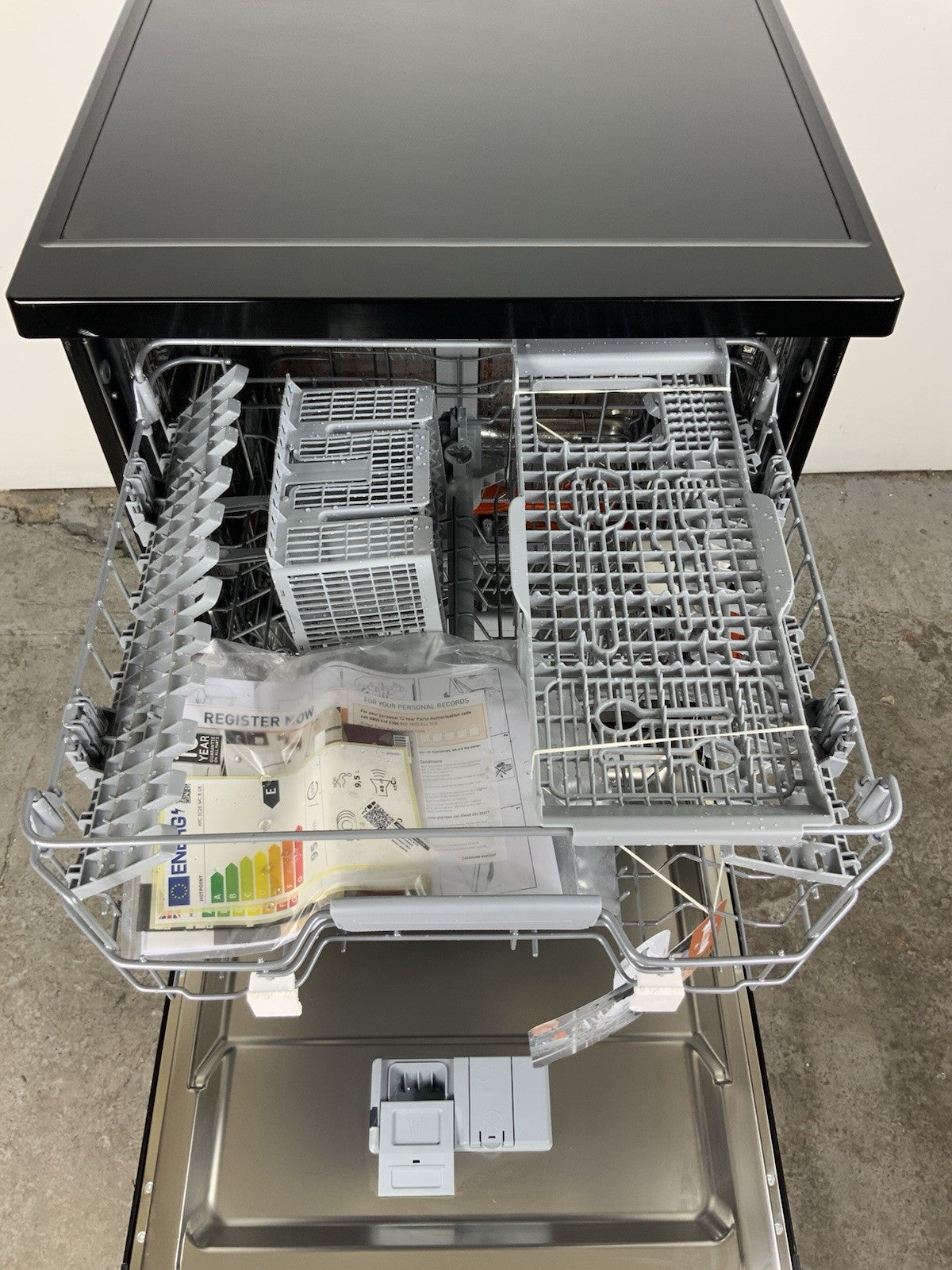 New Graded Hotpoint HFC3C26WCBUK Full Size Dishwasher - Black F42