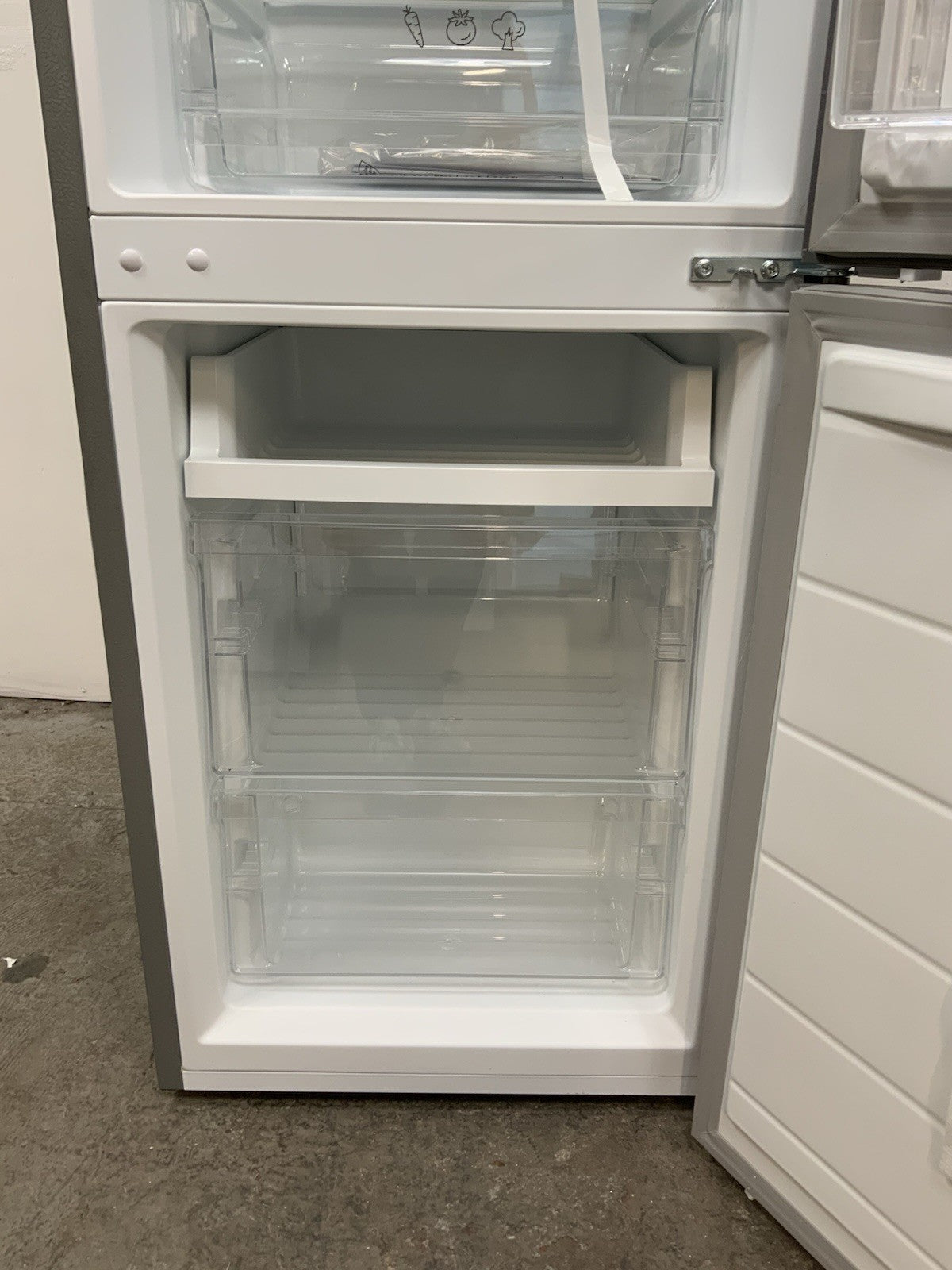 New Graded LOGIK LFC50S23 60/40 Fridge Freezer - Silver RRP £269 P07
