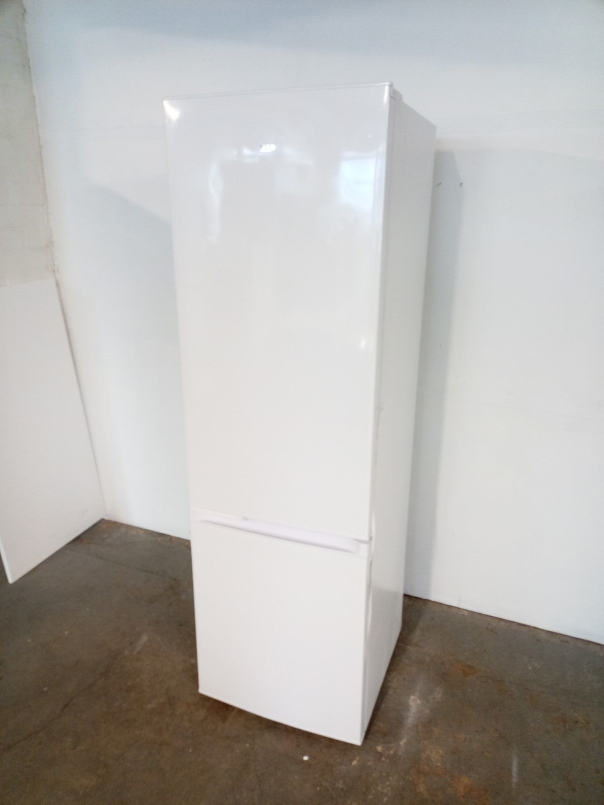 New Graded White SIA SFF17855WE Freestanding  Fridge Freezer RRP£320  H92