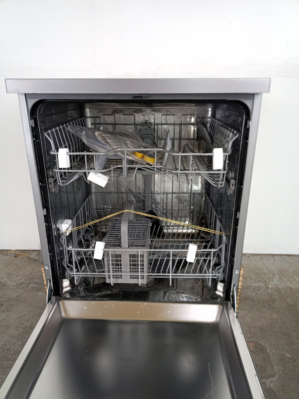 New Graded Silver Indesit IN2FE13DT9SUK Full Size Dishwasher RRP£299 P82