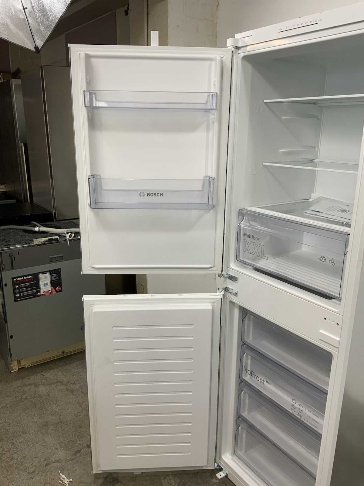 New Graded Bosch Series 2 KIN85NSE0G Integrated 50/50 Fridge Freeze RRP £749 R69