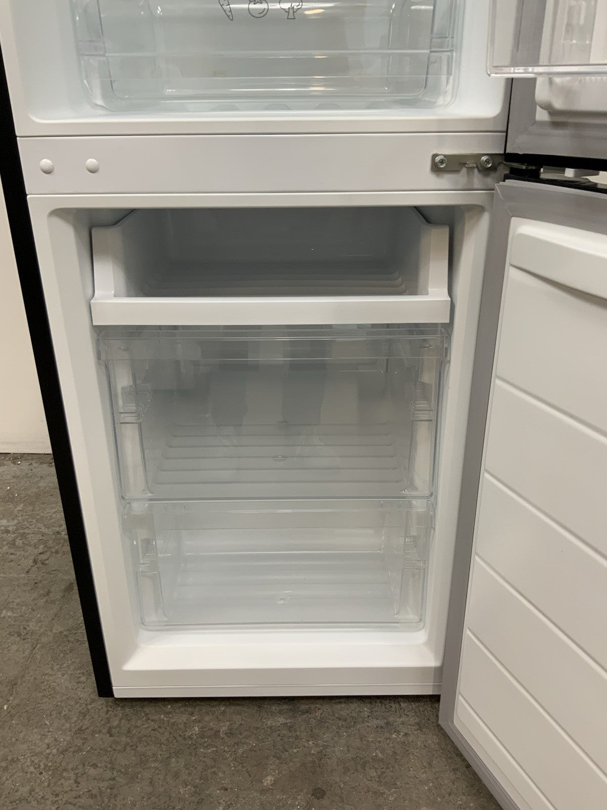 New Graded LOGIK LFC50B23 60/40 Fridge Freezer - Black RRP £299 P21