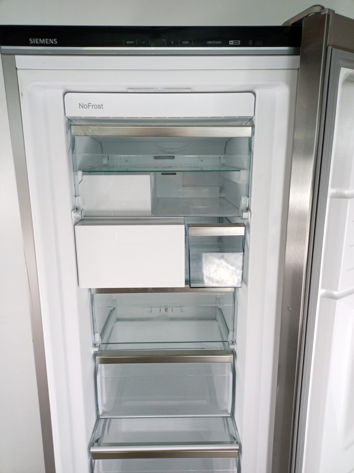 Extra Large Silver Siemens GS36DB12VG Frost Free Freezer With Ice Maker E66