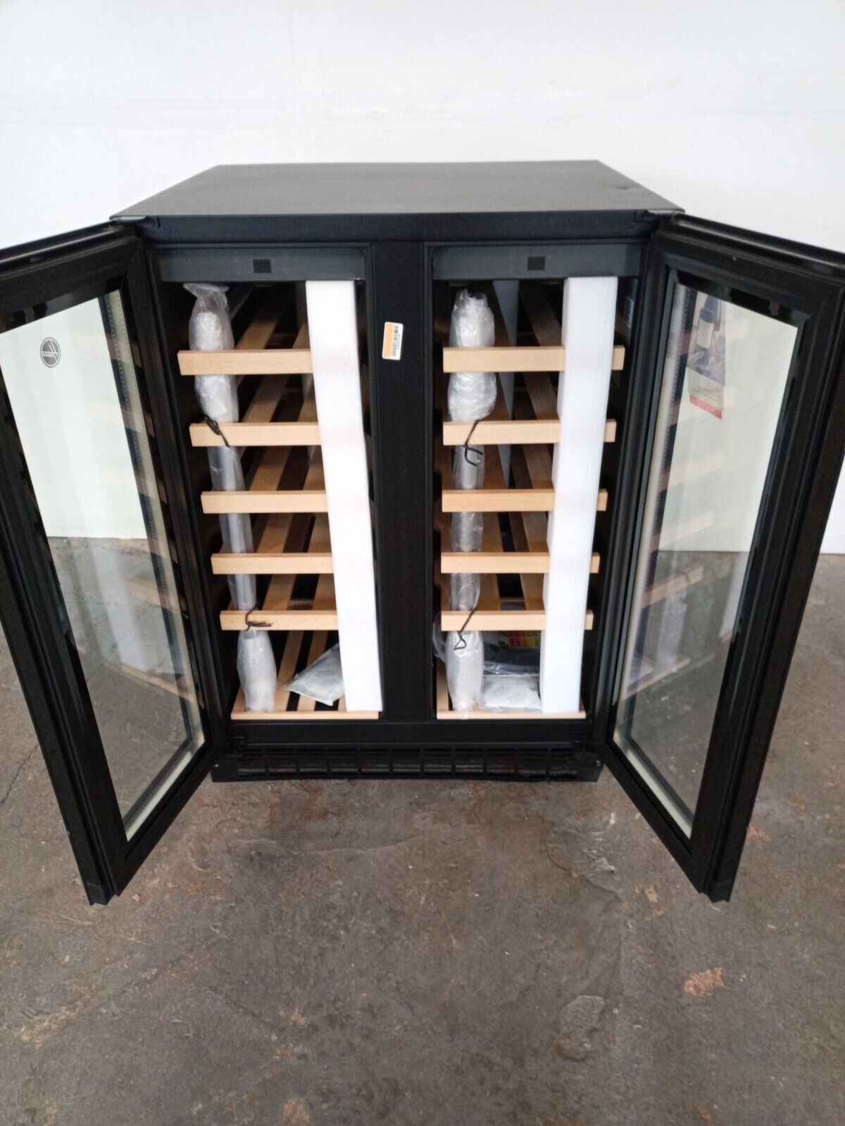 New Graded Hoover HWCB60DD UK 38 Bottle 60 cm Wine Cooler  RRP£699  Z25