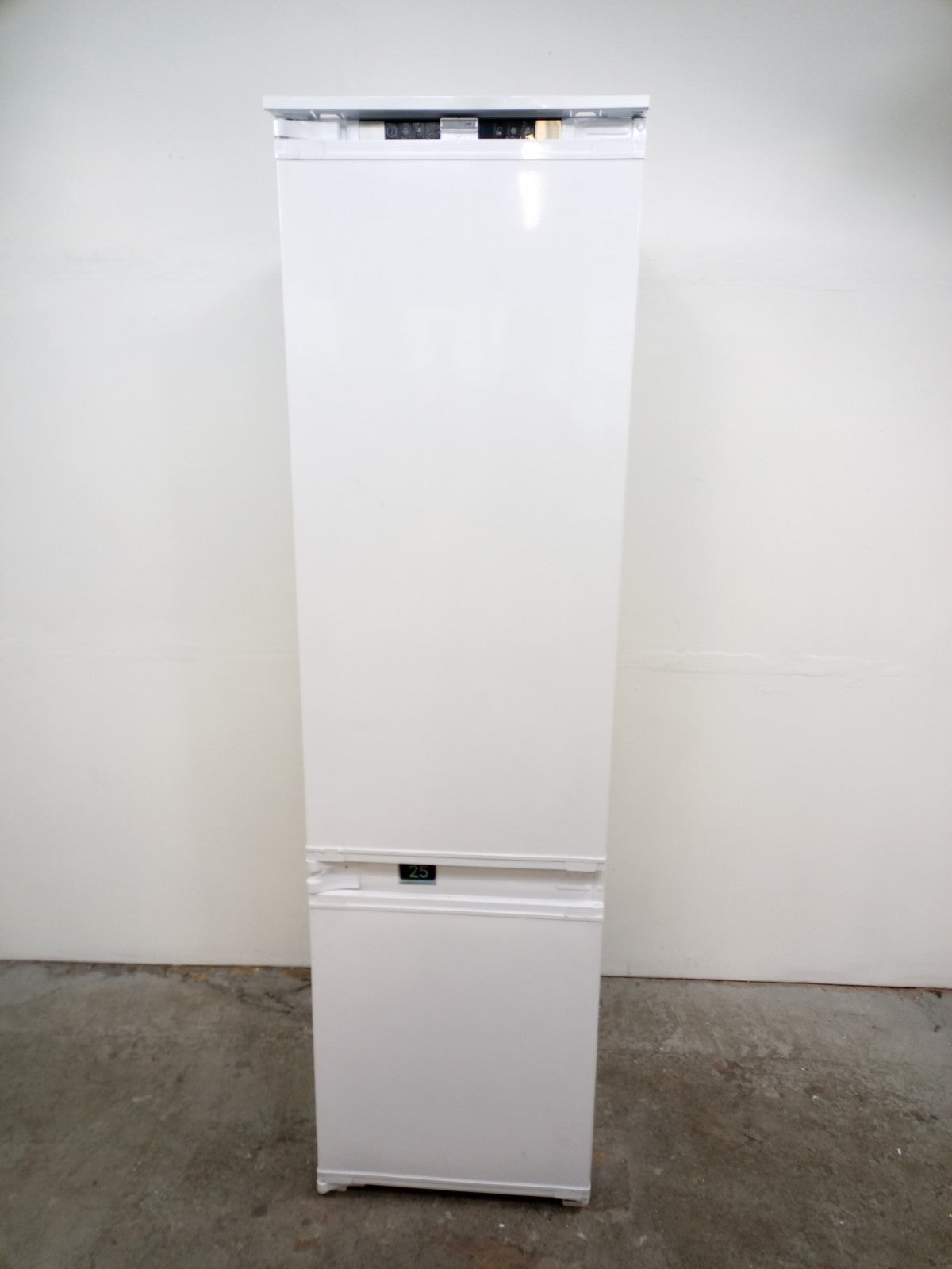 New Graded Beko BCND4V973 193cm Integrated  70/30 Fridge Freezer RRP £679 N89