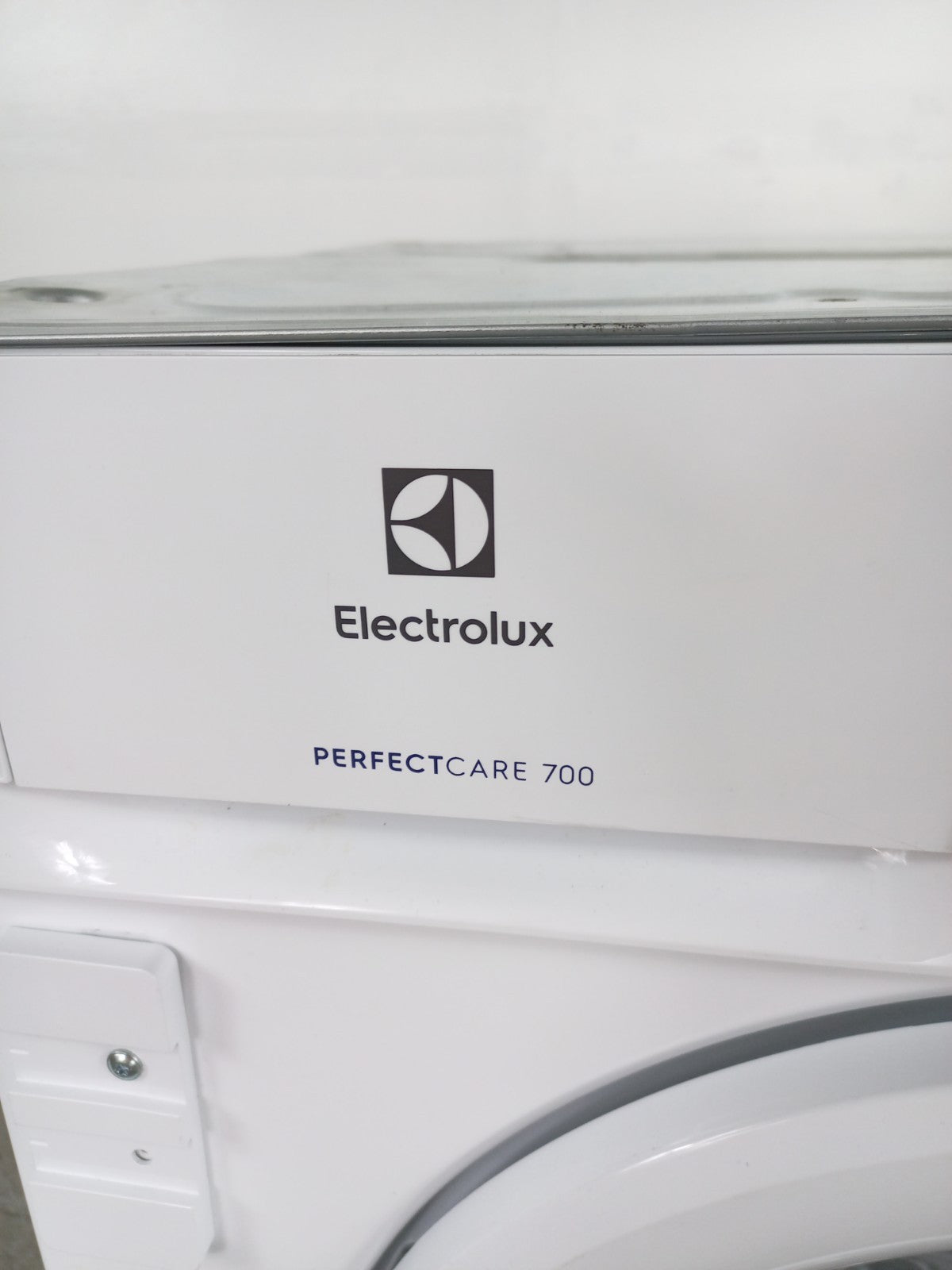 New Graded Electrolux E772F402BI 7Kg Integrated Washing Machine RRP £649 E36