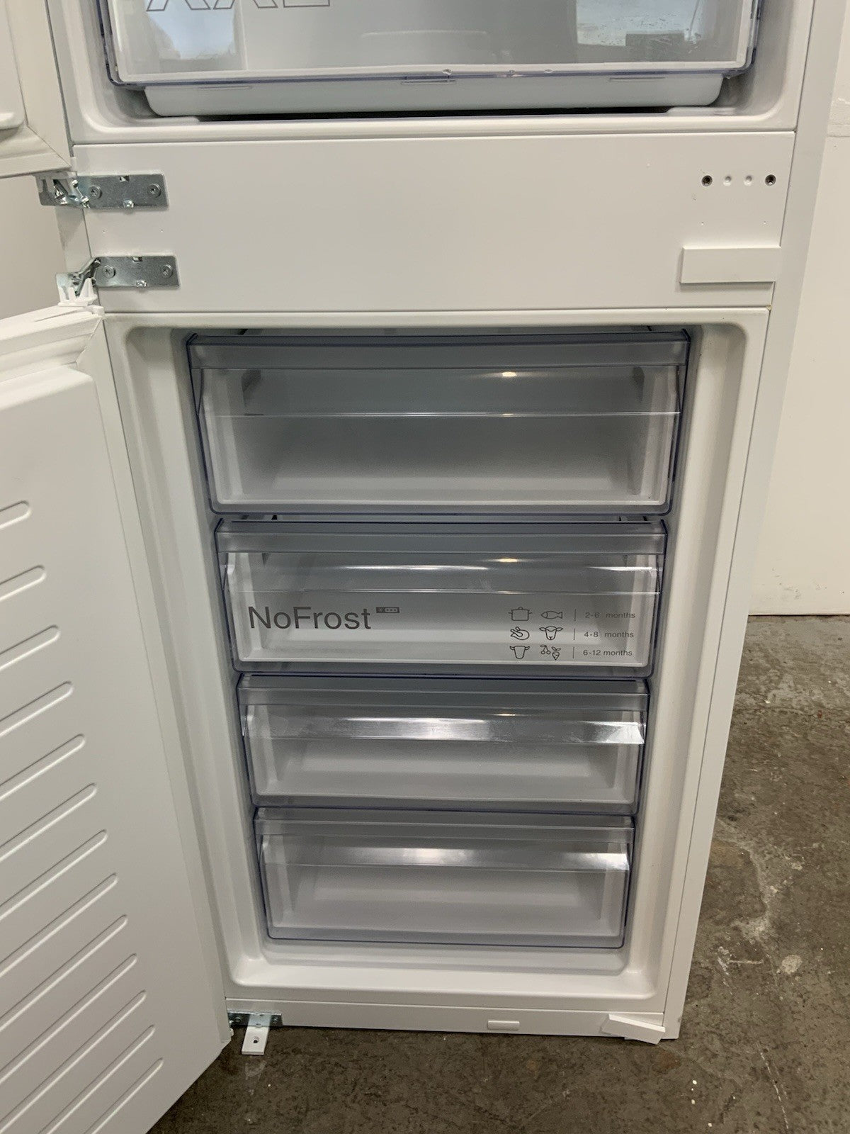 New Graded Bosch Series 2 KIN85NSE0G Integrated 50/50 Fridge Freeze RRP £749 R69
