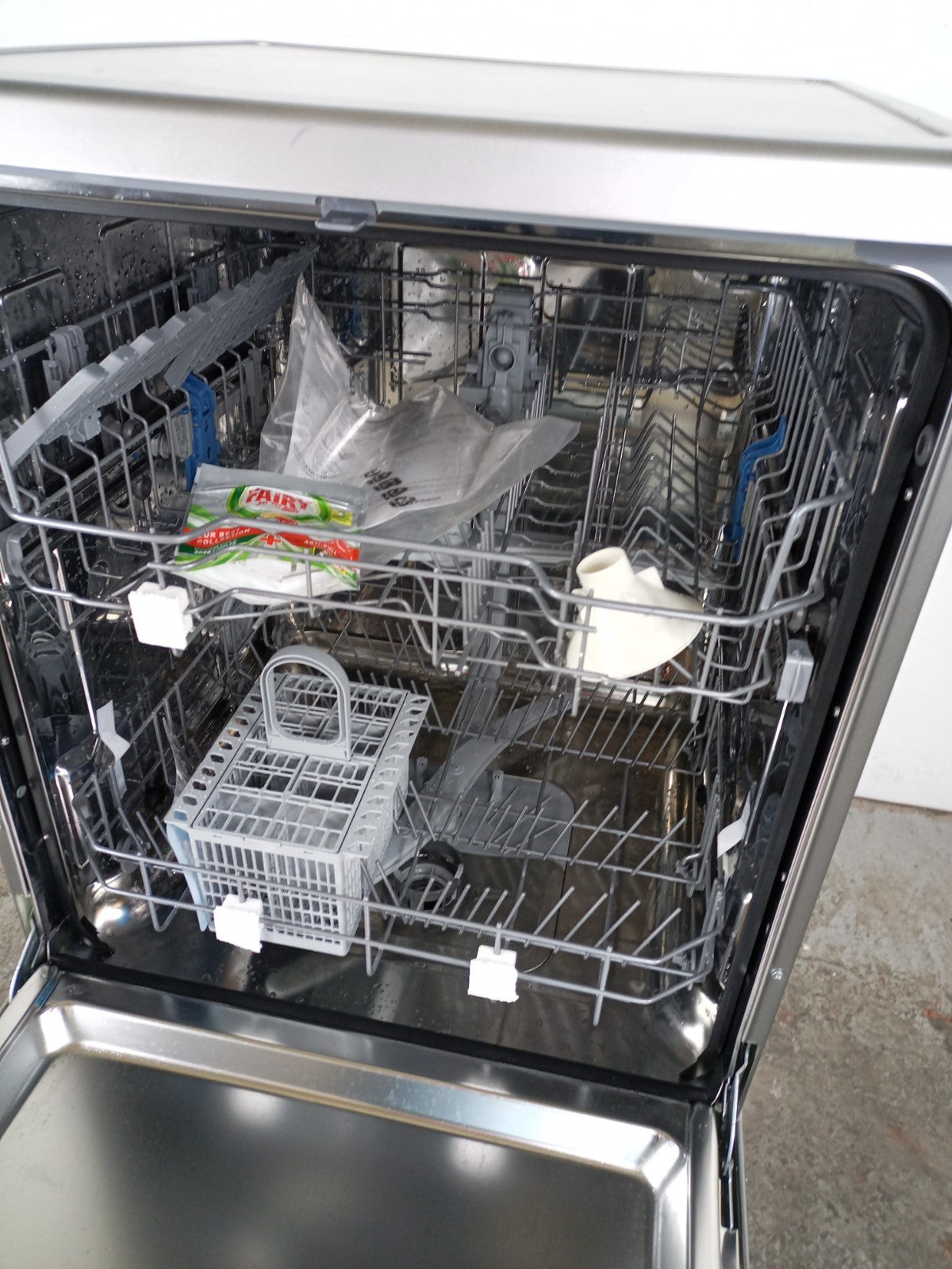 New Graded Silver Indesit D2FHK26SUK  Full Size Dishwasher RRP£299 P81