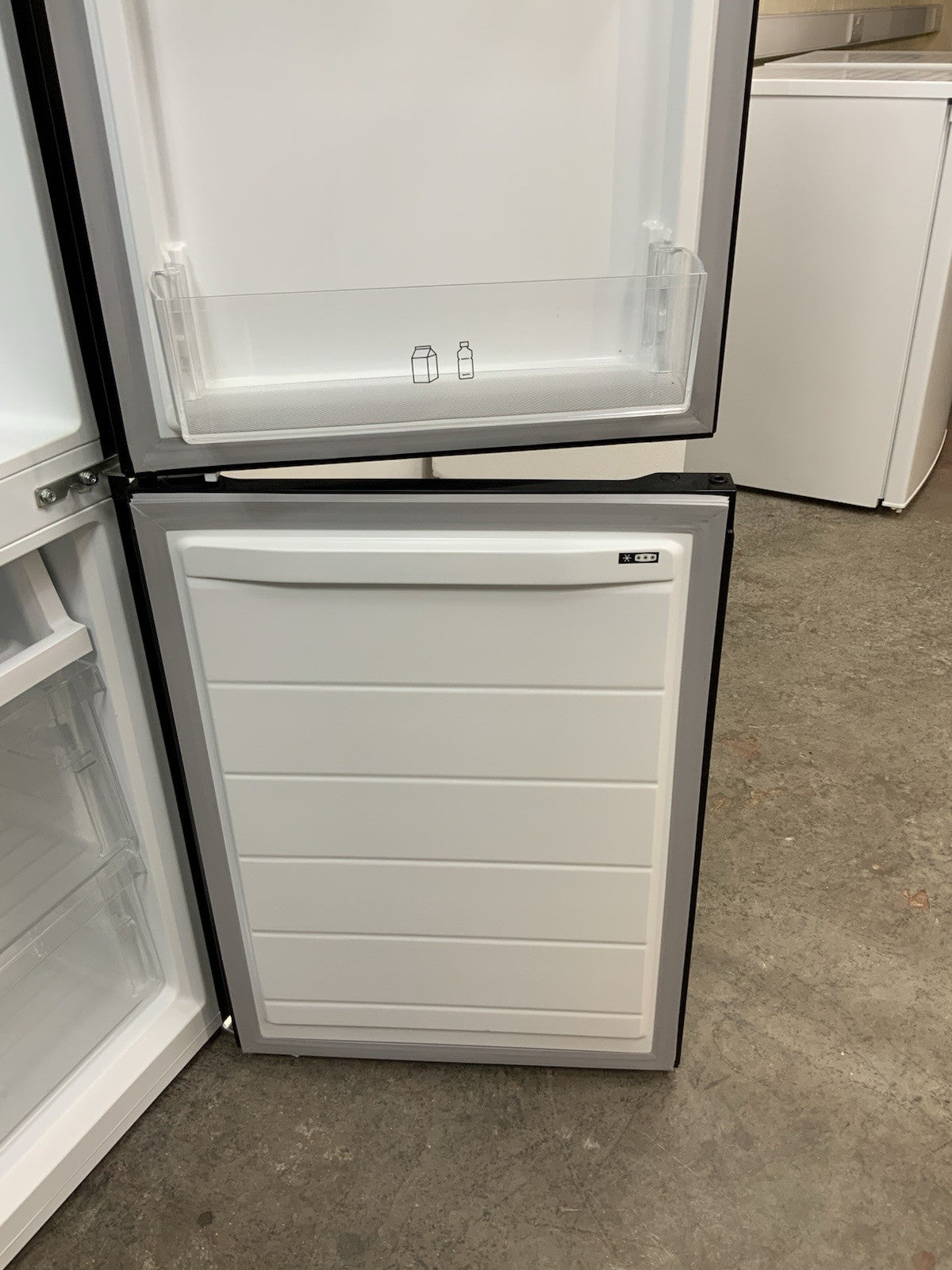 New Graded LOGIK LFC50B23 60/40 Fridge Freezer - Black RRP £299 P21