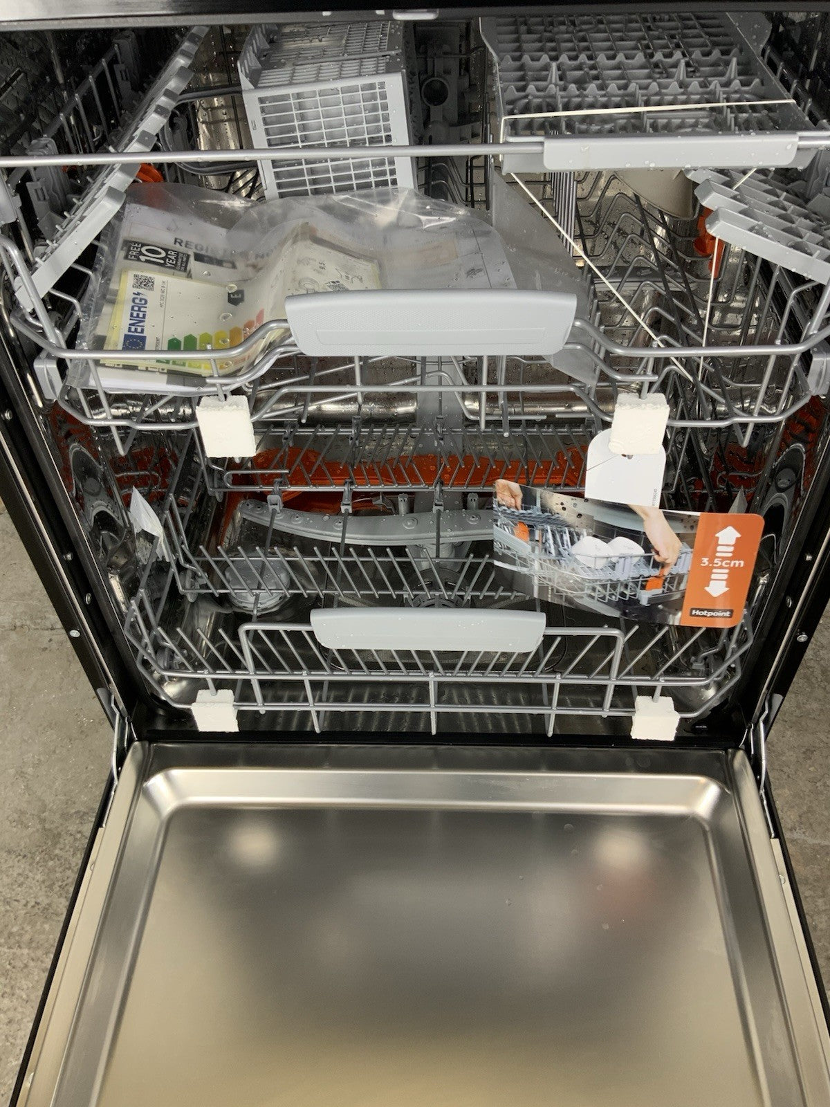 New Graded Hotpoint HFC3C26WCBUK Full Size Dishwasher - Black F42