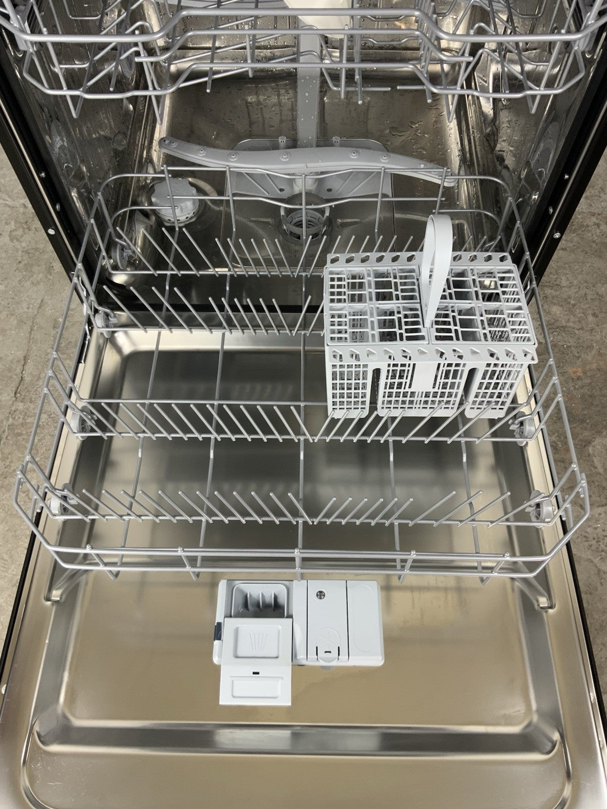 New Graded Black Indesit D2FHK26BUK  Full Size Dishwasher RRP£299 F43