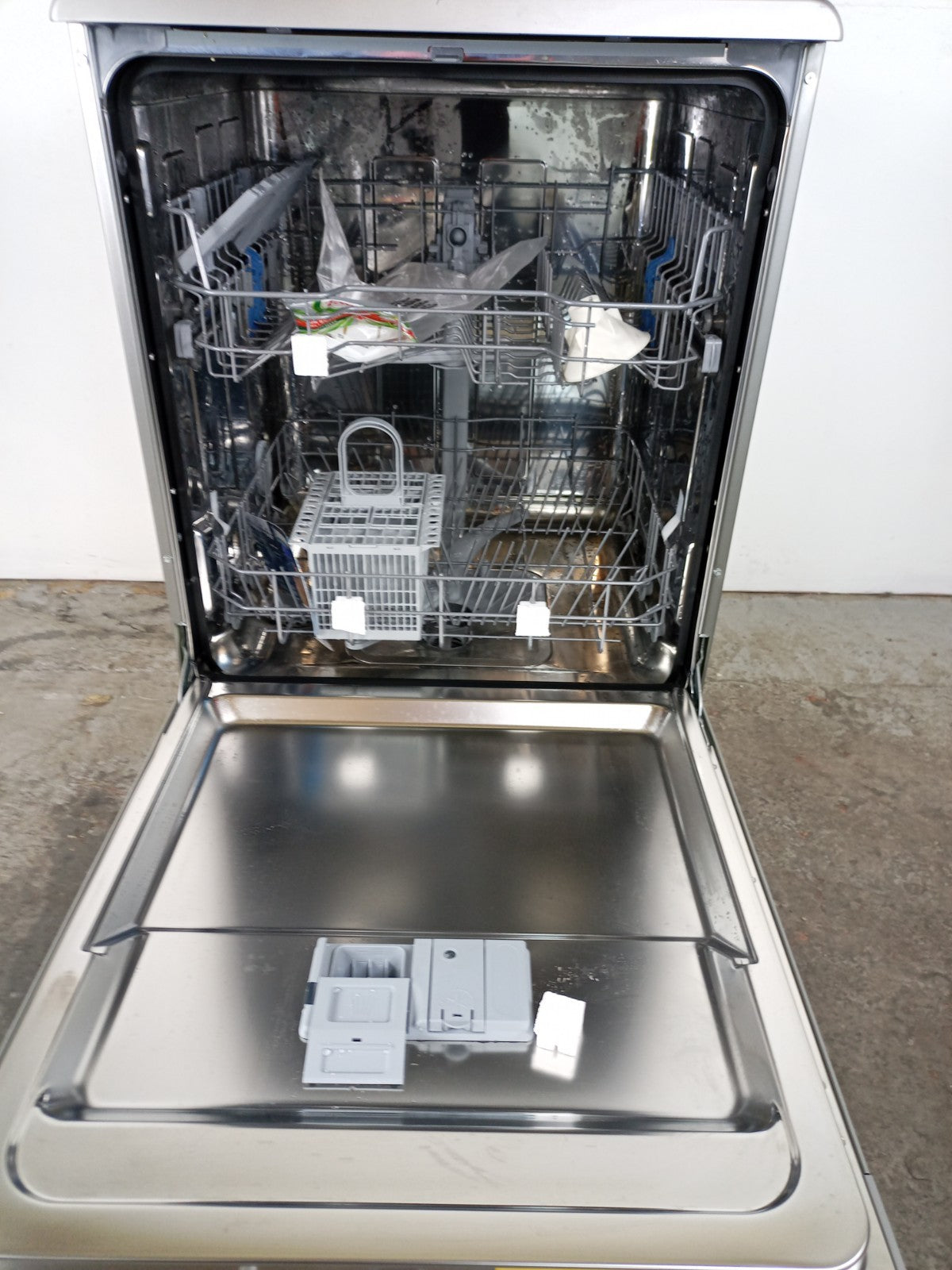 New Graded Silver Indesit D2FHK26SUK  Full Size Dishwasher RRP£299 P81