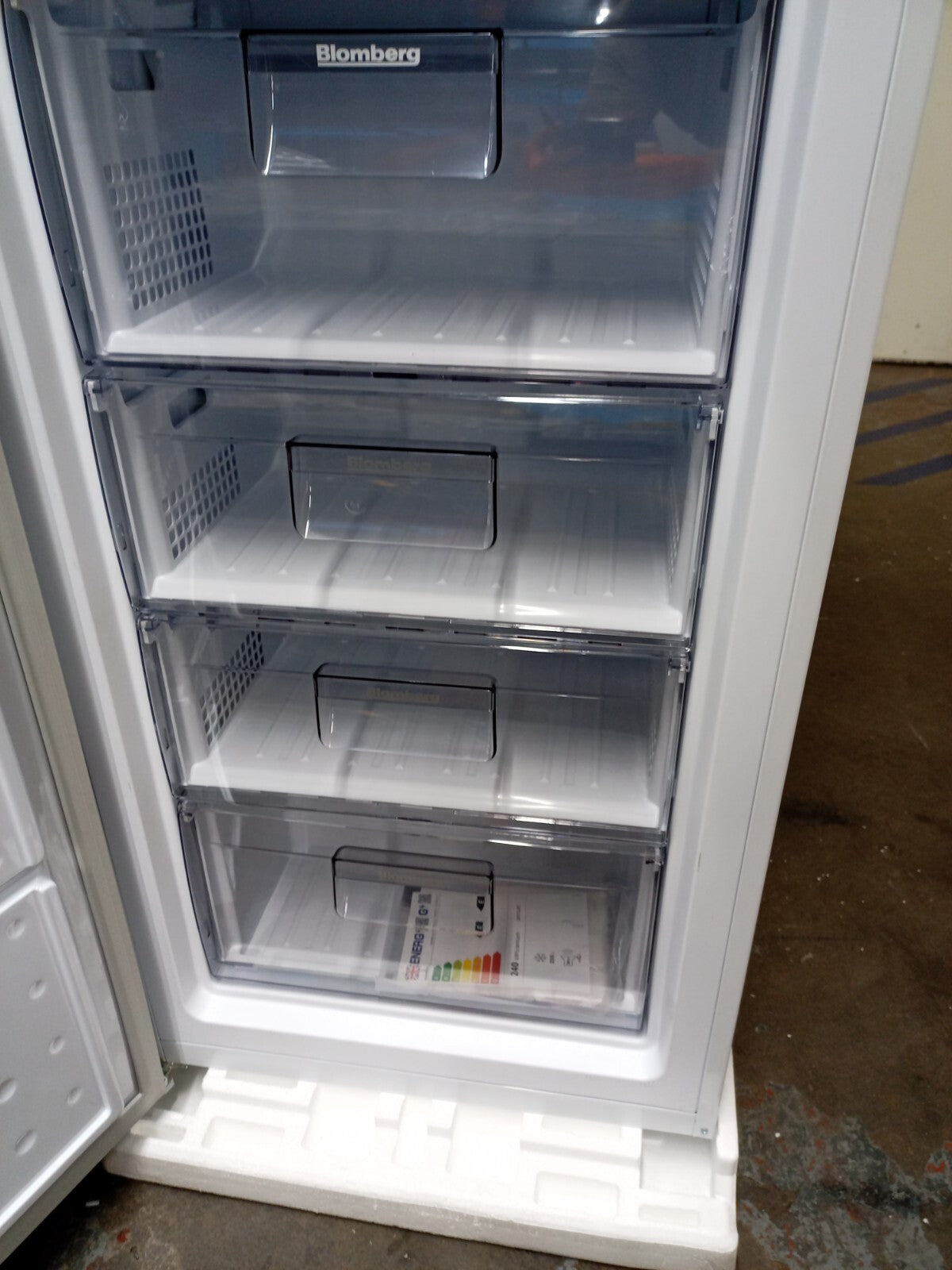 New Graded Beko FNM4671P Tall 256 ltr Freezer RRP £599 Suitable Outbuilding M29