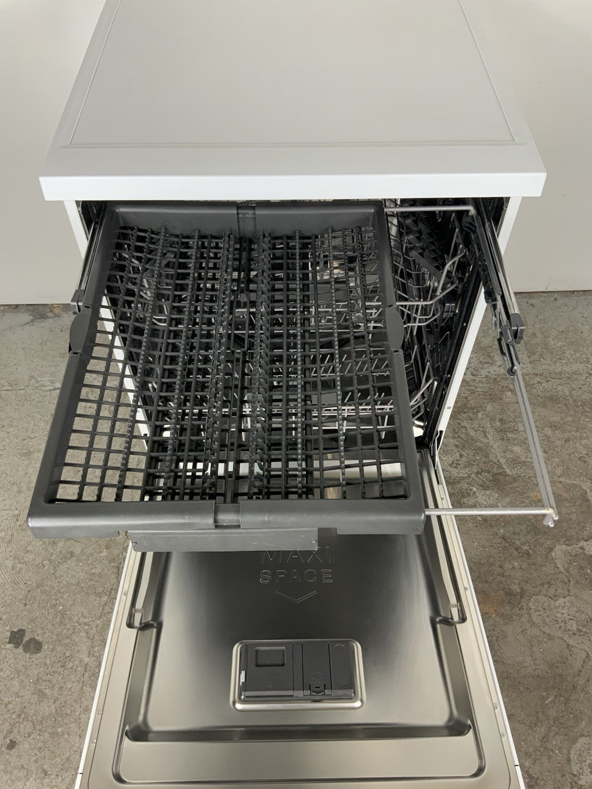New Graded HOTPOINT Maxi Space H7FHP33UK Full-size Dishwasher - White F46