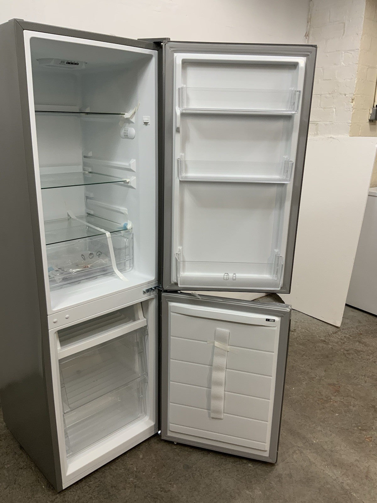 New Graded LOGIK LFC50S23 60/40 Fridge Freezer - Silver RRP £269 P07