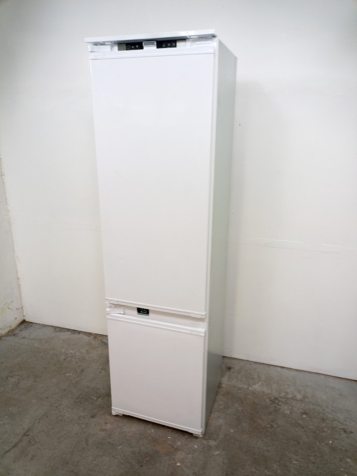 New Graded Beko BCND4V973 193cm Integrated  70/30 Fridge Freezer RRP £679 N89