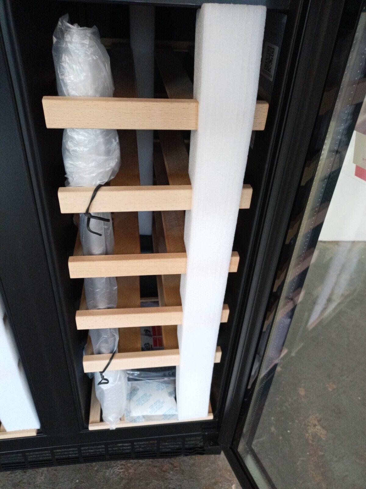 New Graded Hoover HWCB60DD UK 38 Bottle 60 cm Wine Cooler  RRP£699  Z25