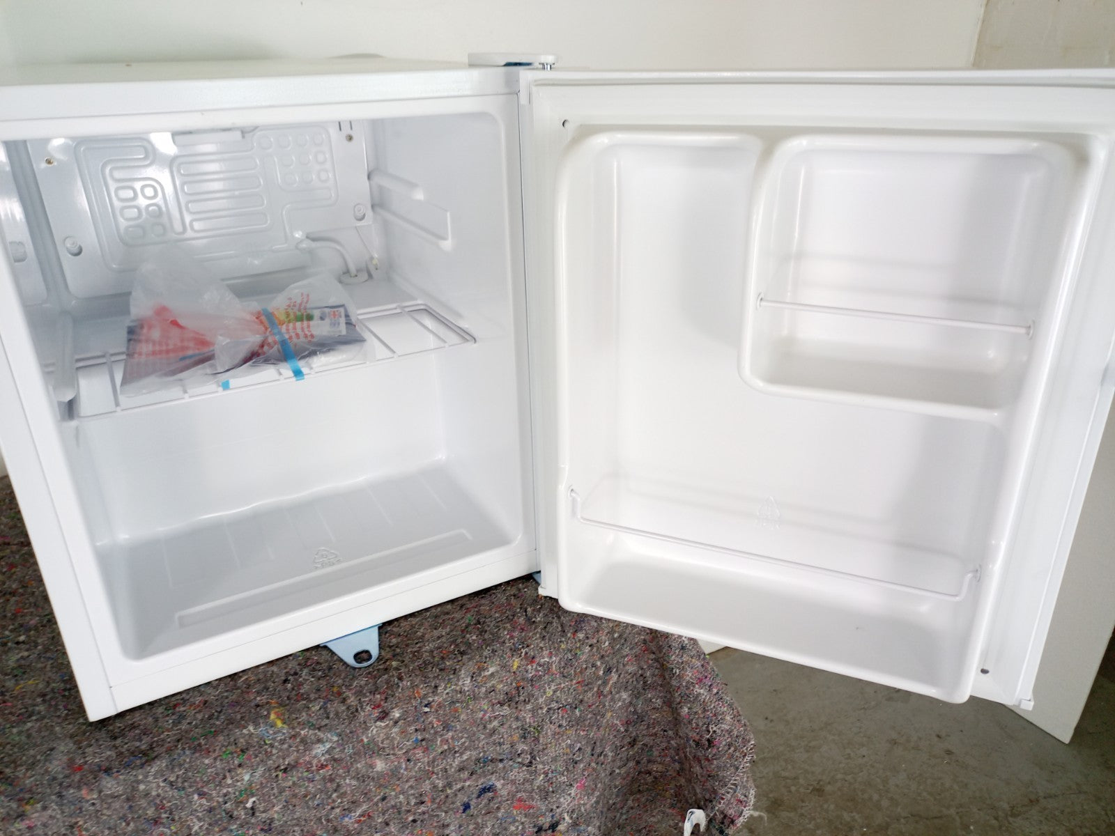 New Graded White Iceking TT47EW Table Top  FrIdge V11